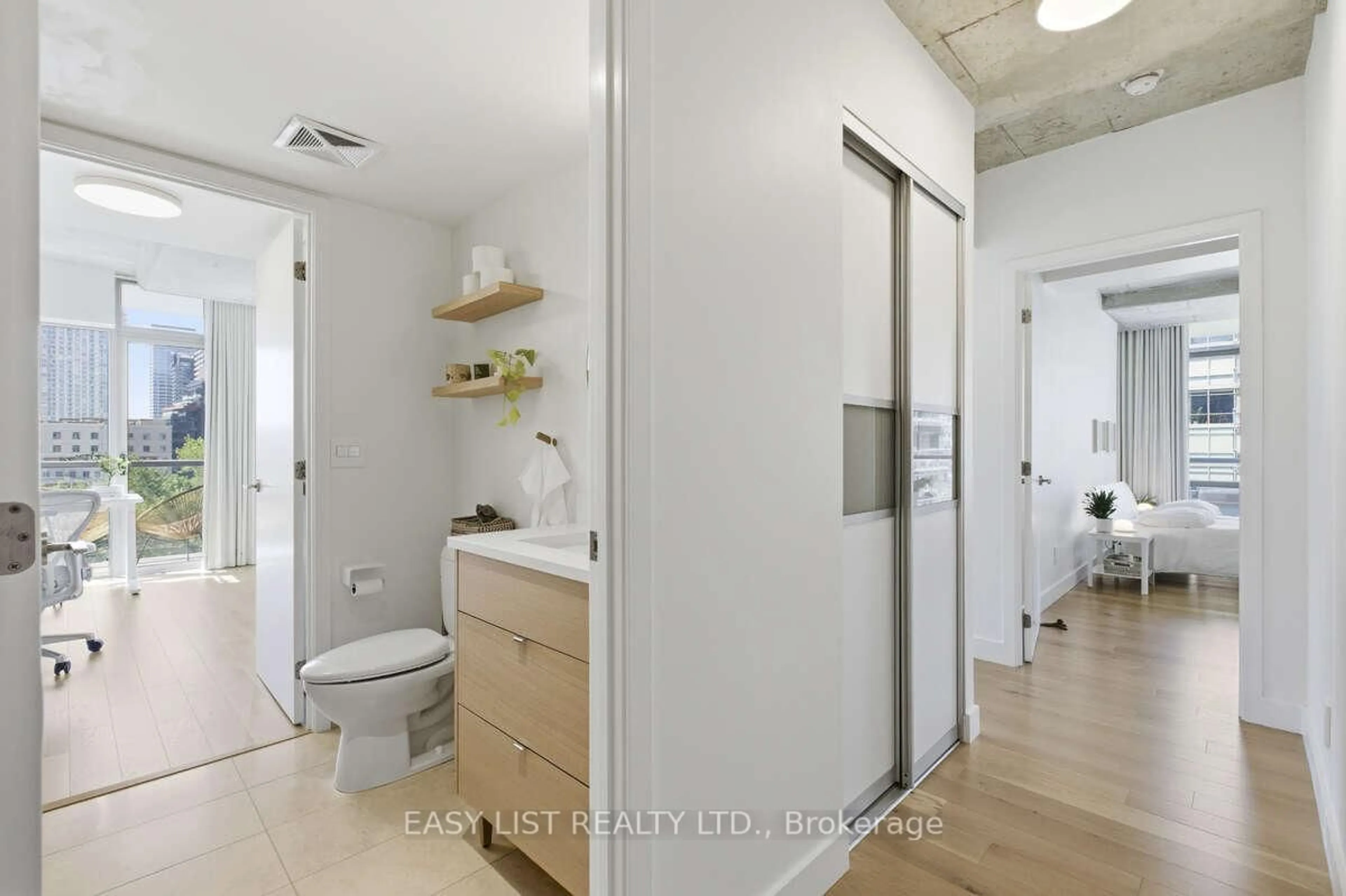 Standard bathroom, ceramic/tile floor for 55 Stewart St #822, Toronto Ontario M5V 2V1