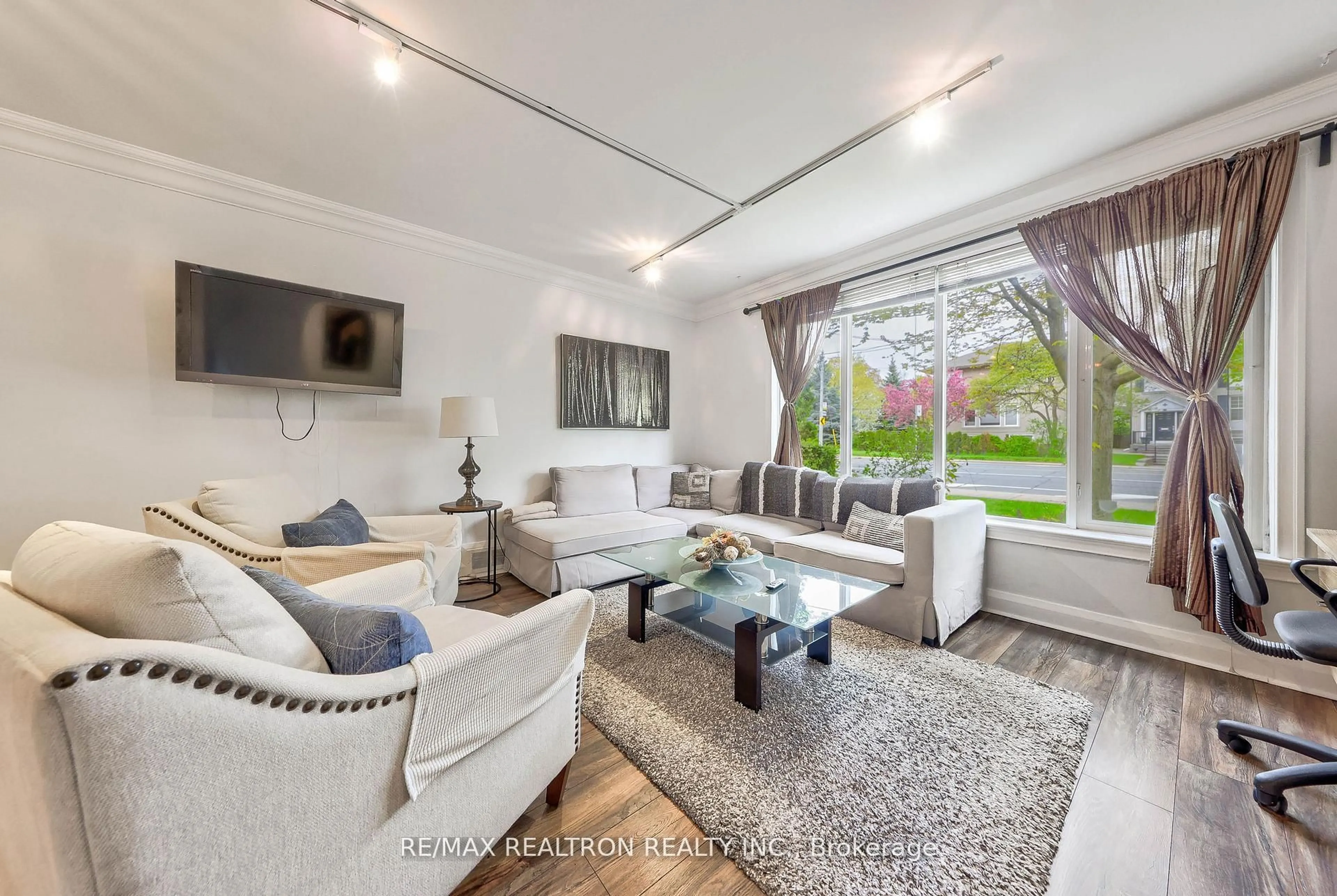 Living room with furniture, unknown for 1336 Avenue Rd, Toronto Ontario M5N 2G9