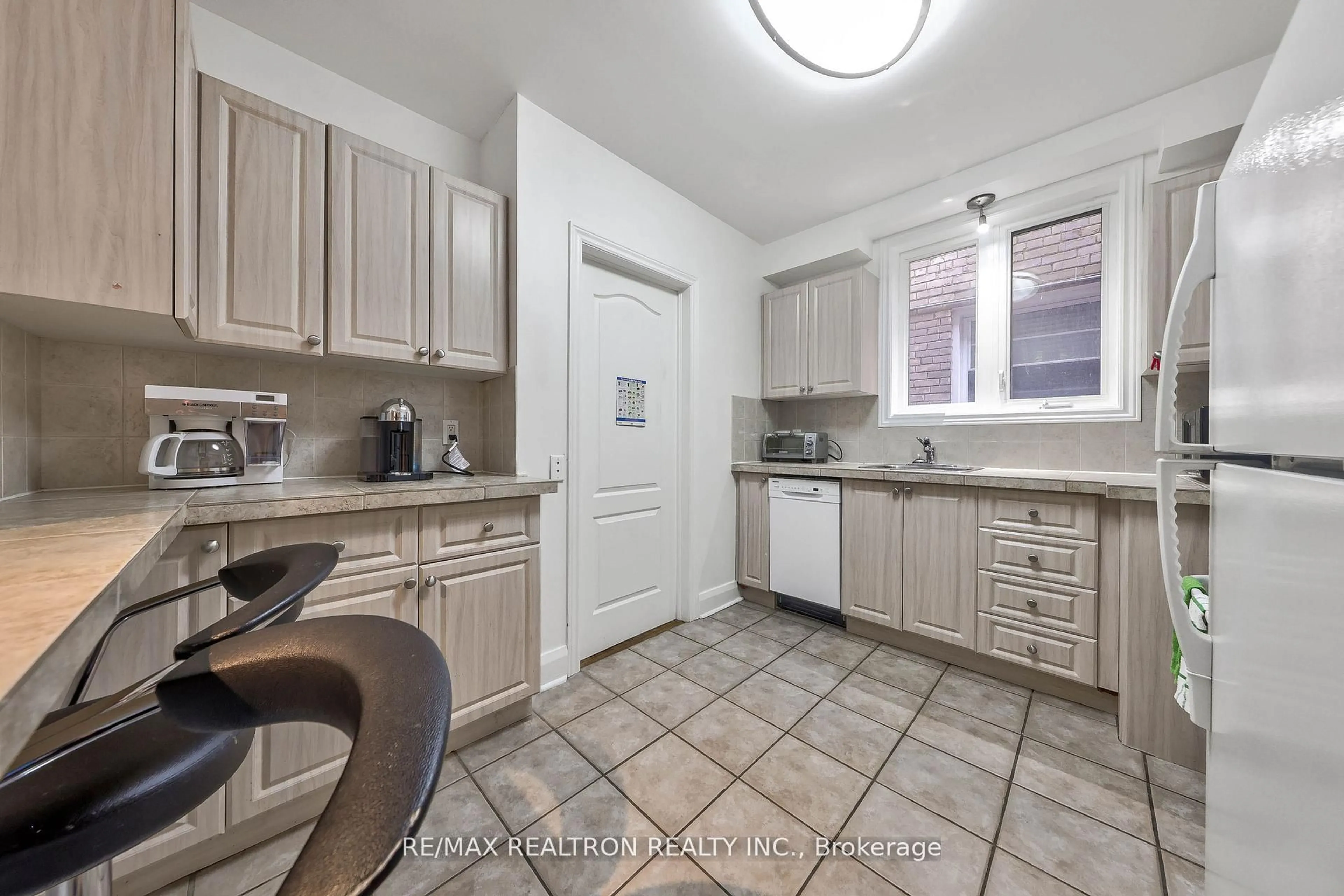 Standard kitchen, ceramic/tile floor for 1336 Avenue Rd, Toronto Ontario M5N 2G9