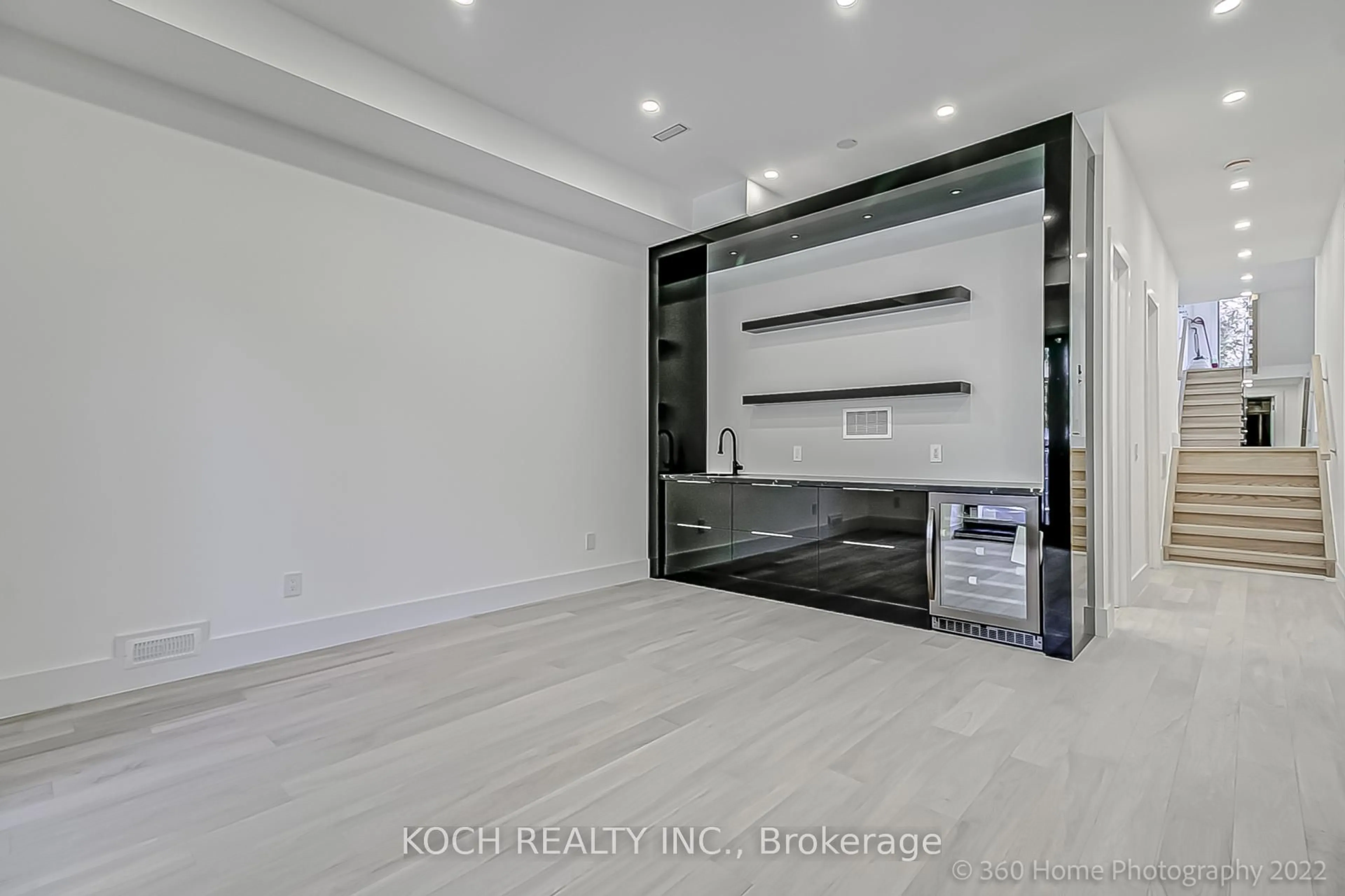 Unknown for 184 Falkirk St, Toronto Ontario M5M 4K6