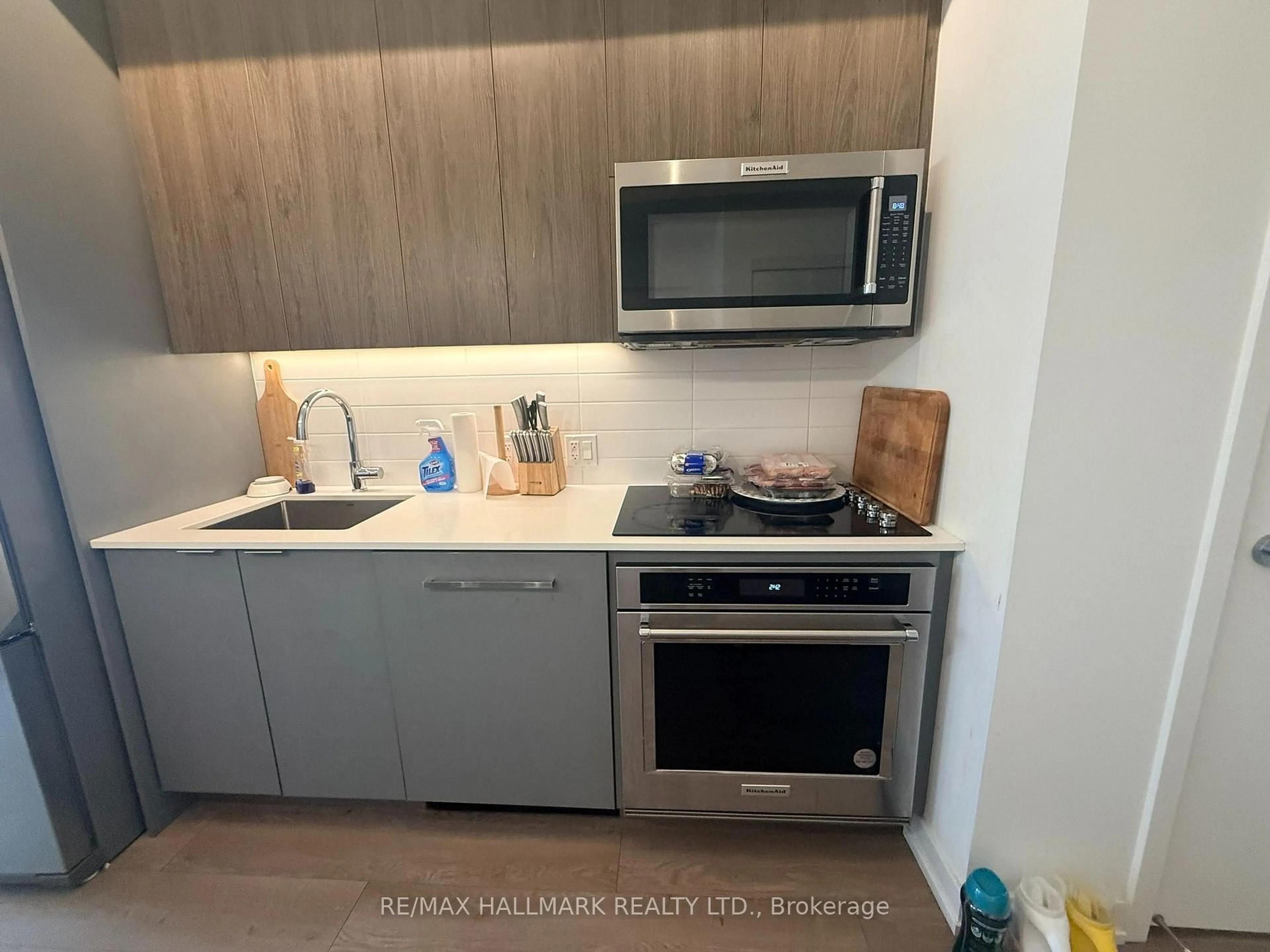 Standard kitchen, wood/laminate floor for 181 Sheppard Ave #810, Toronto Ontario M2N 0L9