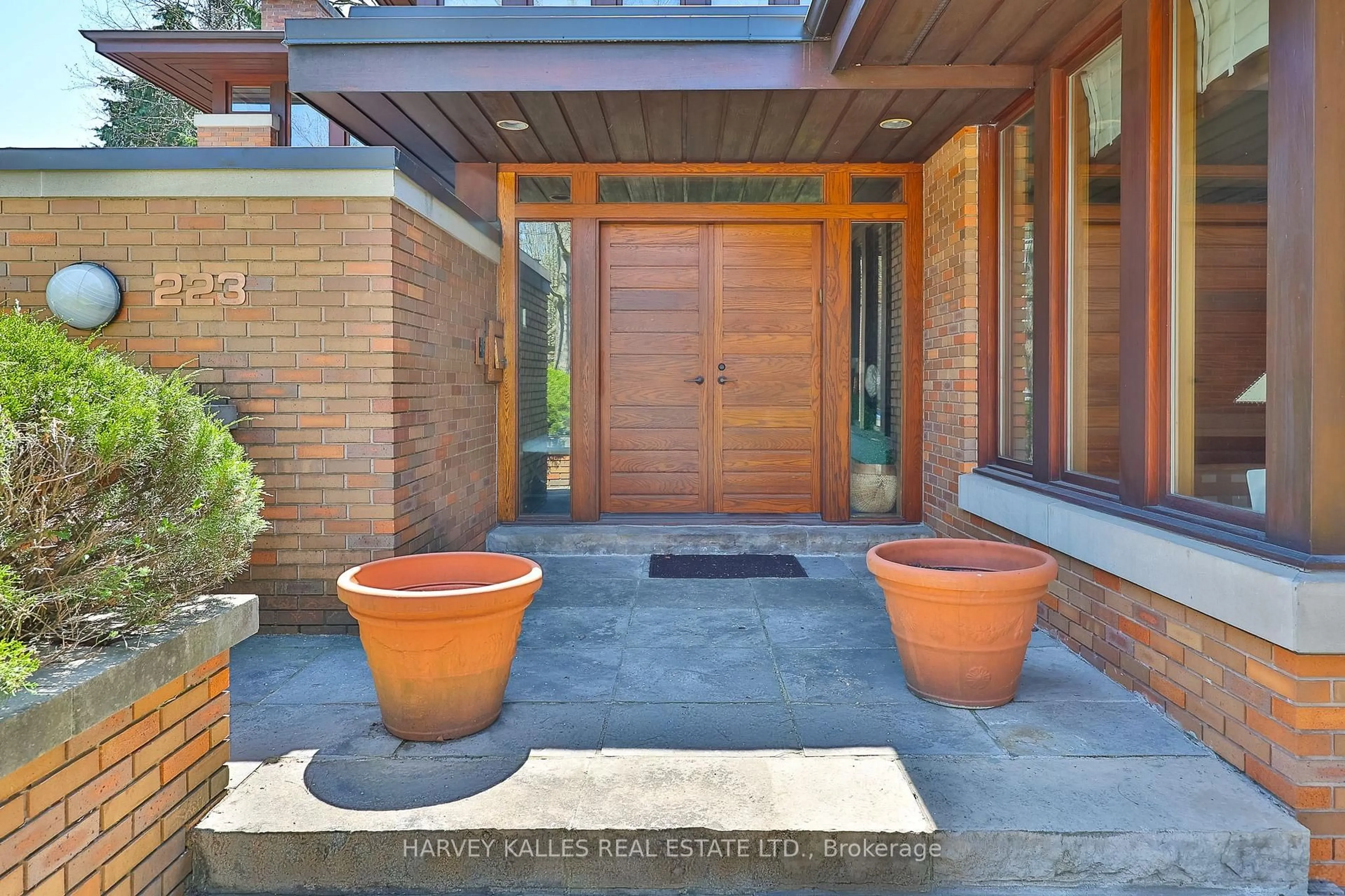 Indoor entryway for 223 Hillhurst Blvd, Toronto Ontario M5N 1P3