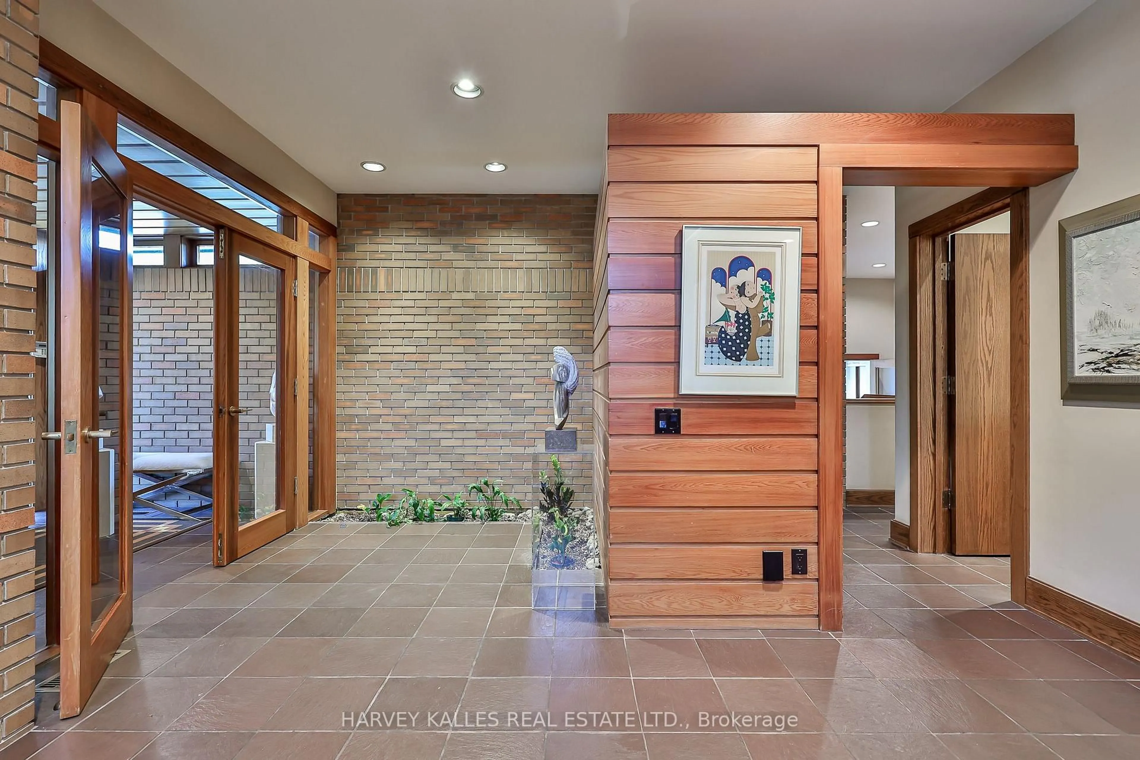 Indoor entryway for 223 Hillhurst Blvd, Toronto Ontario M5N 1P3
