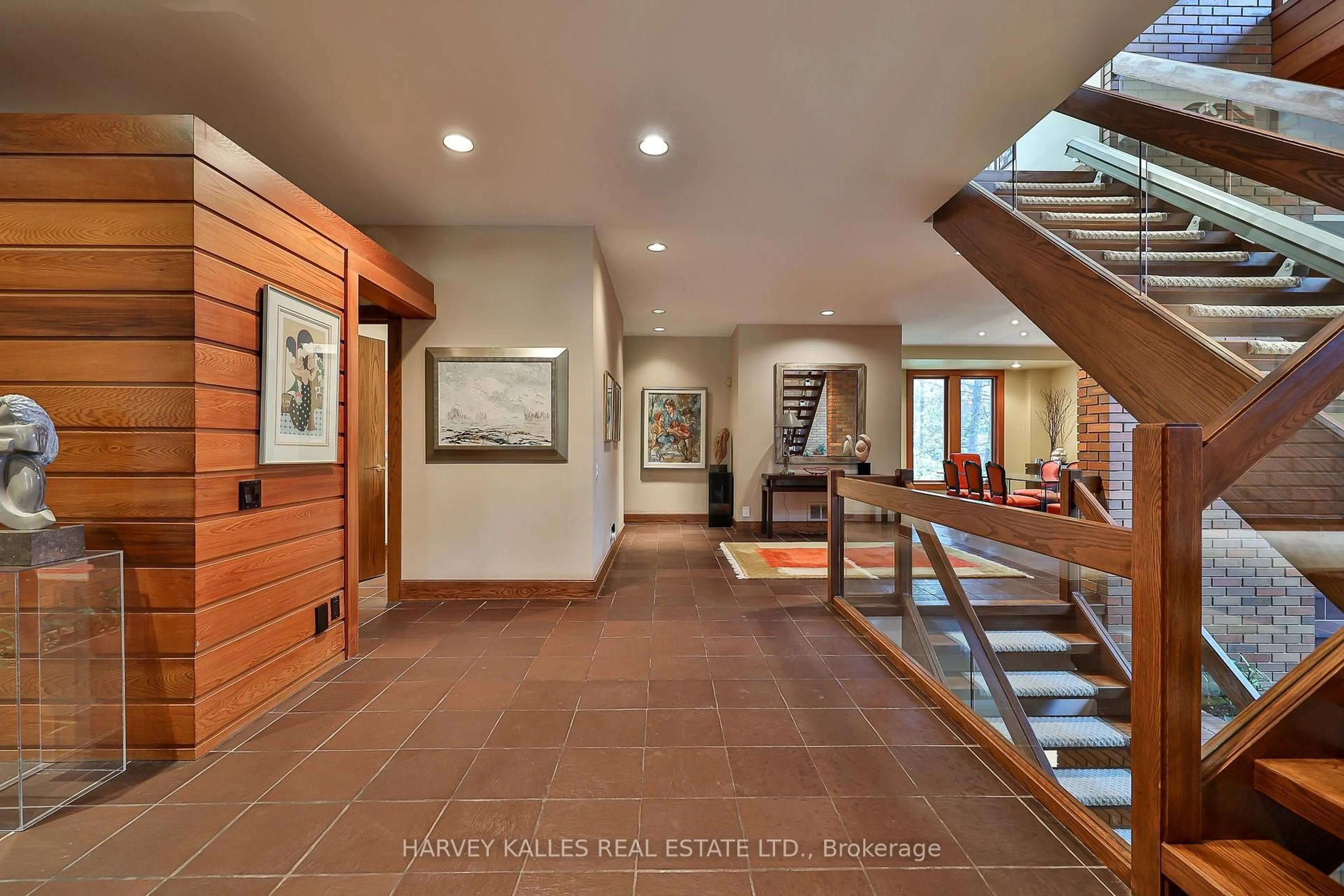 Indoor foyer for 223 Hillhurst Blvd, Toronto Ontario M5N 1P3