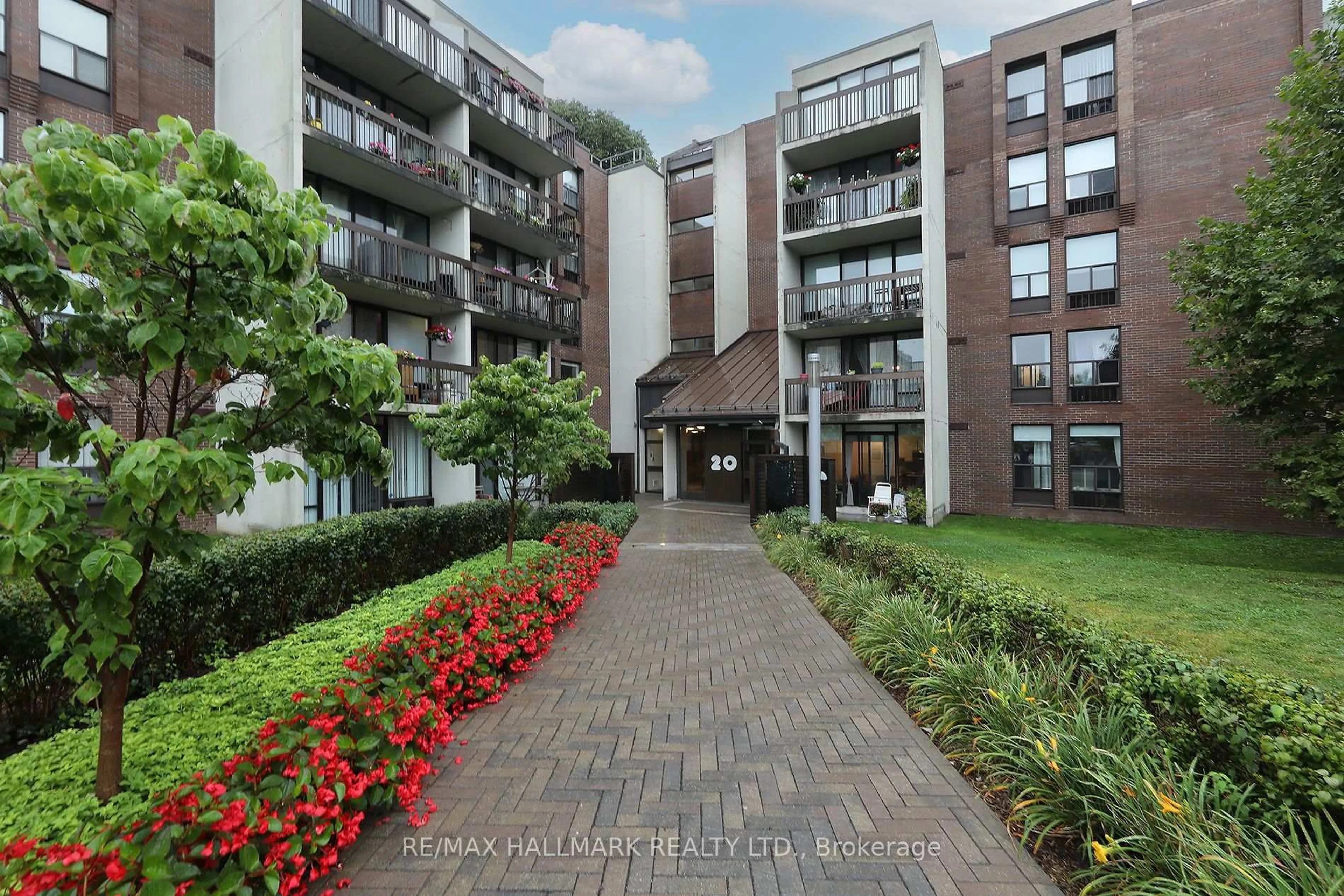 Patio, street for 20 Fashion Roseway #415, Toronto Ontario M2N 6B5