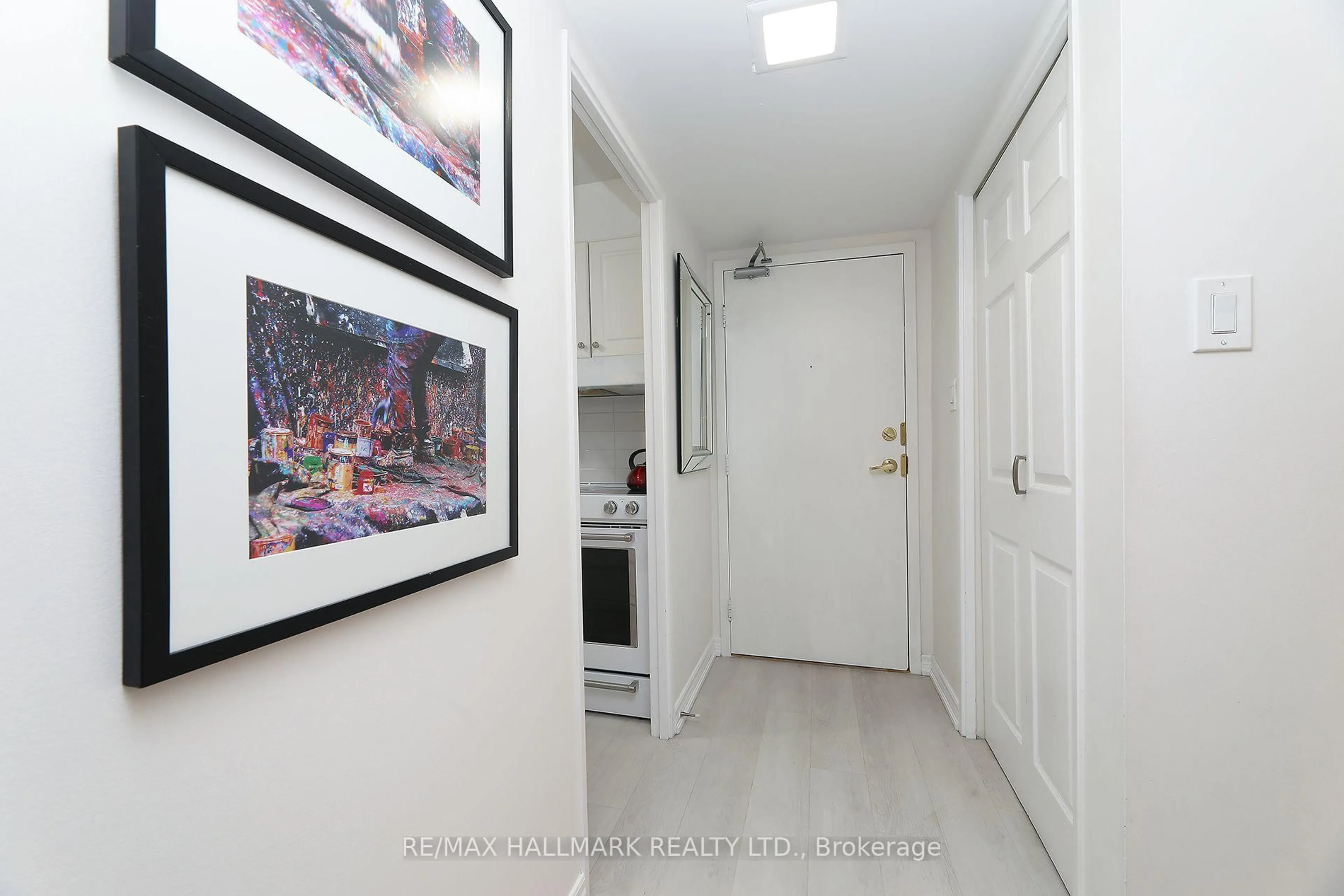 Indoor entryway for 20 Fashion Roseway #415, Toronto Ontario M2N 6B5
