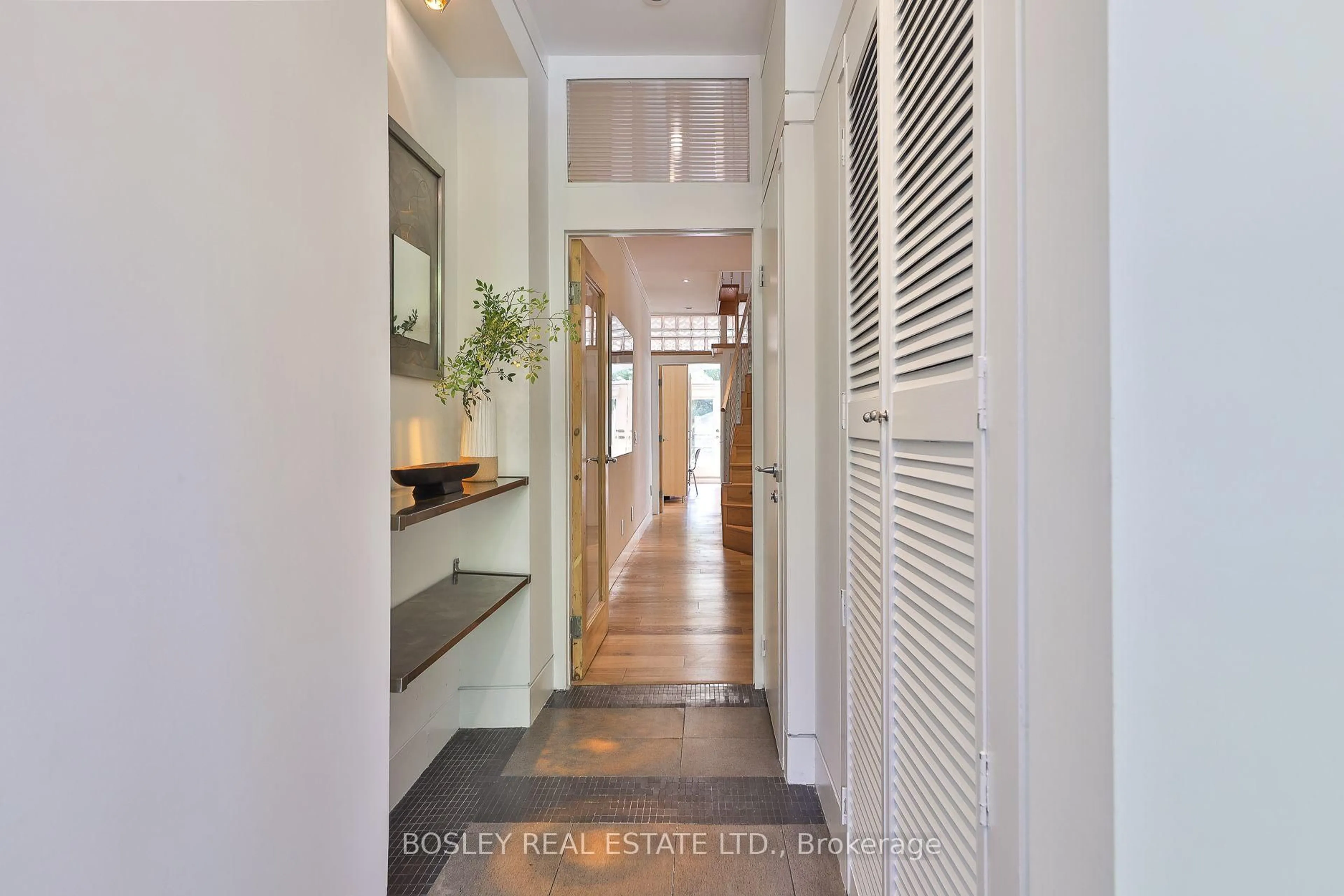 Indoor entryway for 301 Keewatin Ave, Toronto Ontario M4P 2A4