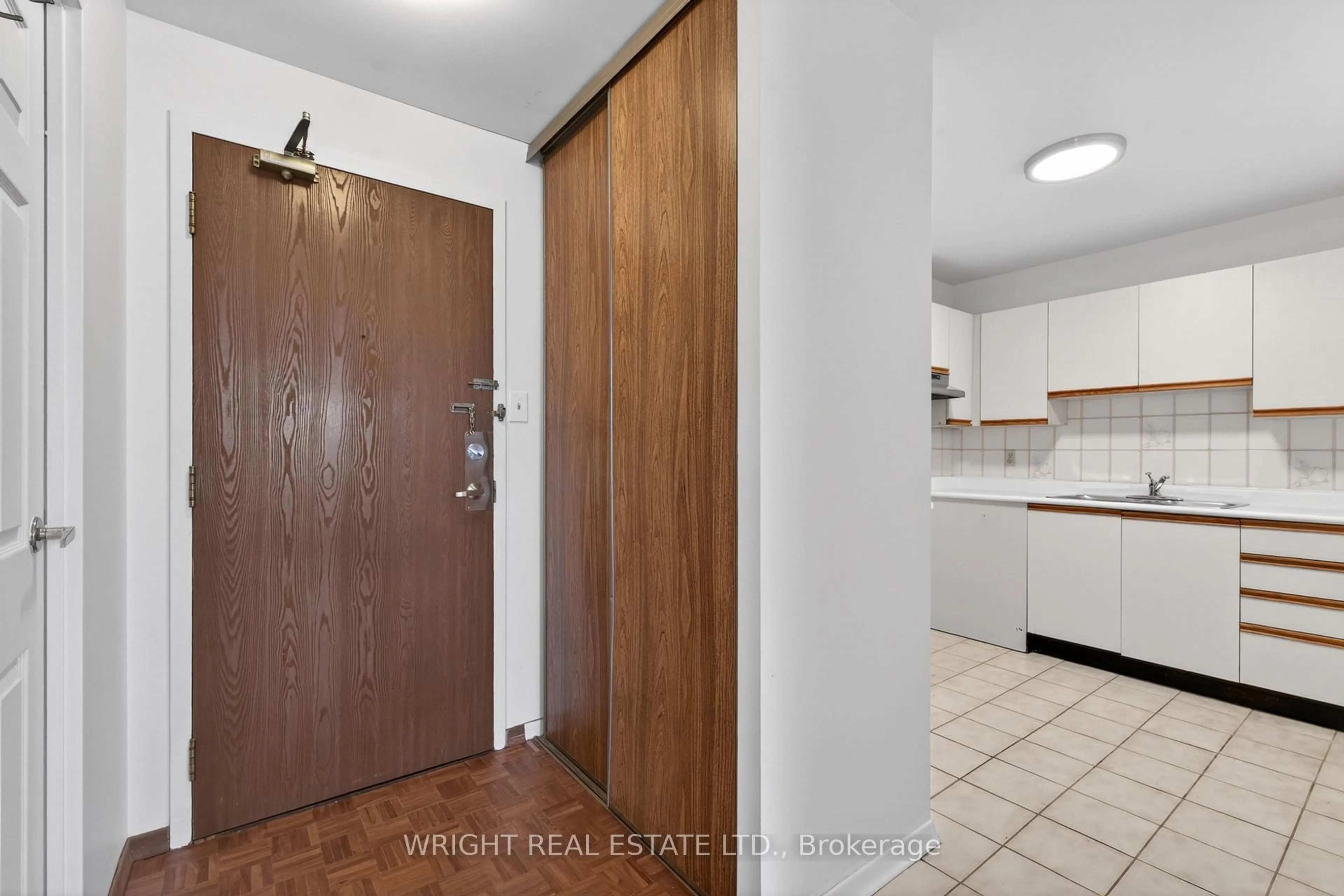 Indoor entryway for 150 Beverley St, Toronto Ontario M5T 1Y5