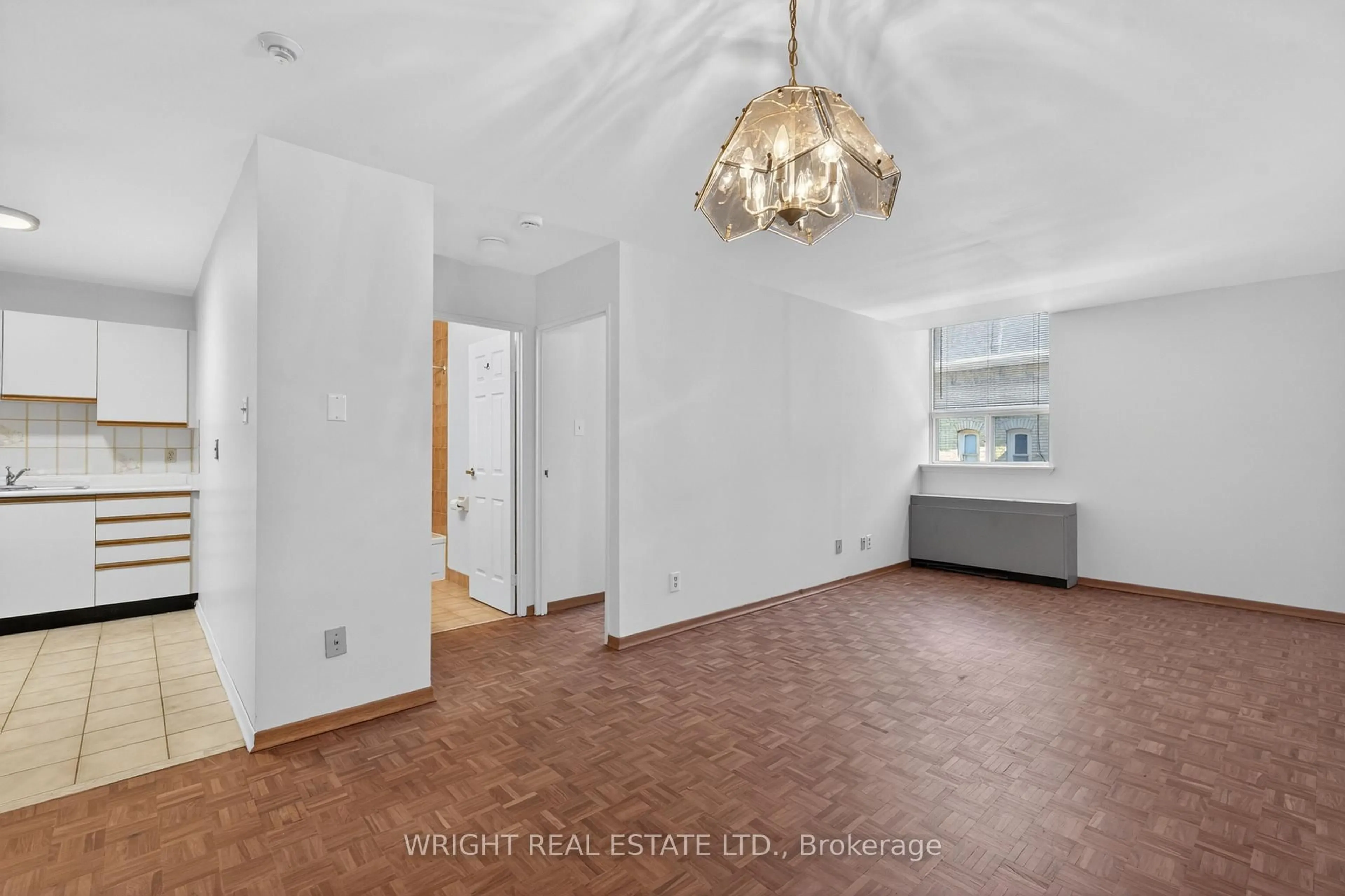 A pic of a room for 150 Beverley St, Toronto Ontario M5T 1Y5