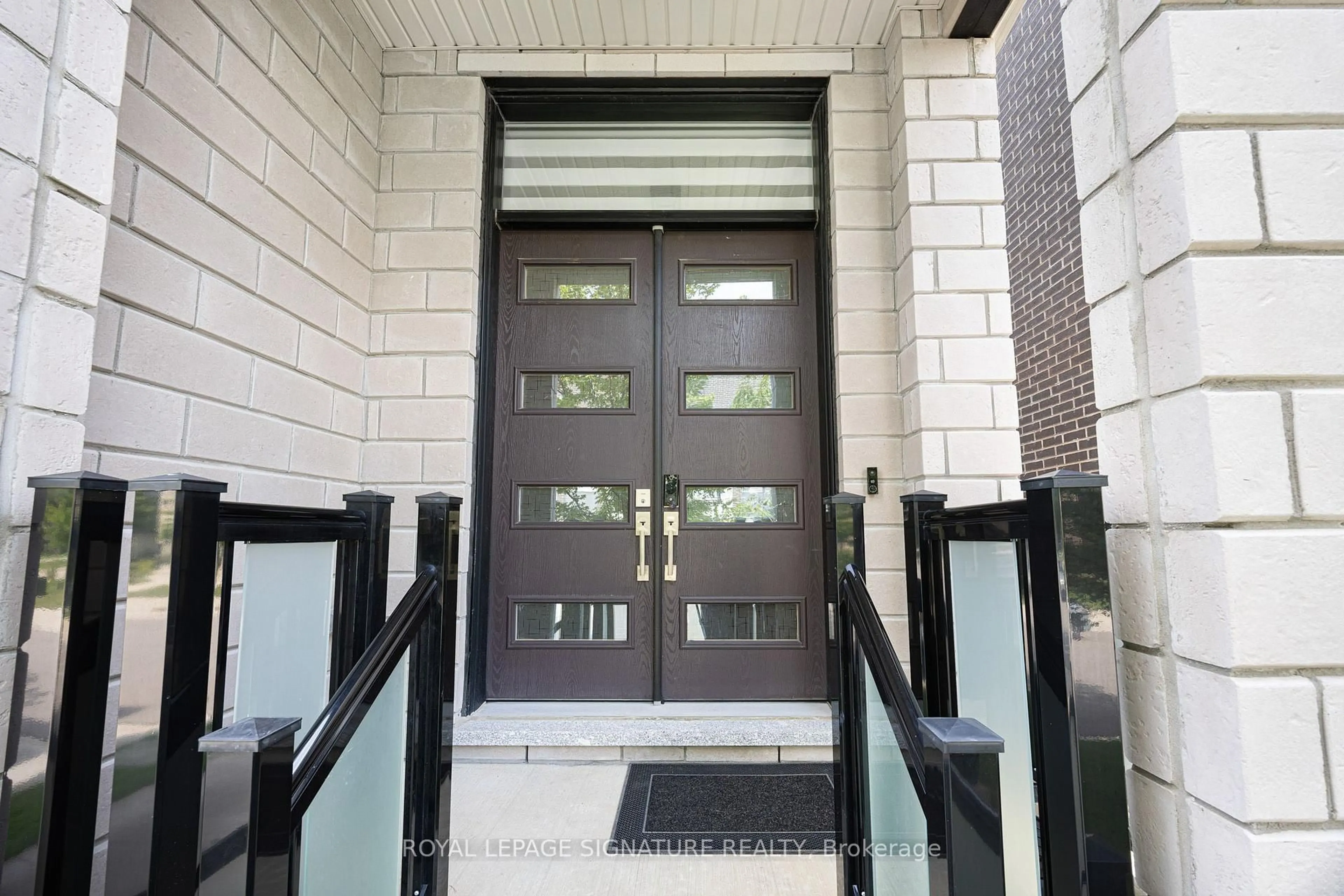 Indoor entryway for 19 Hollyhock Crt, Toronto Ontario M3B 0B4