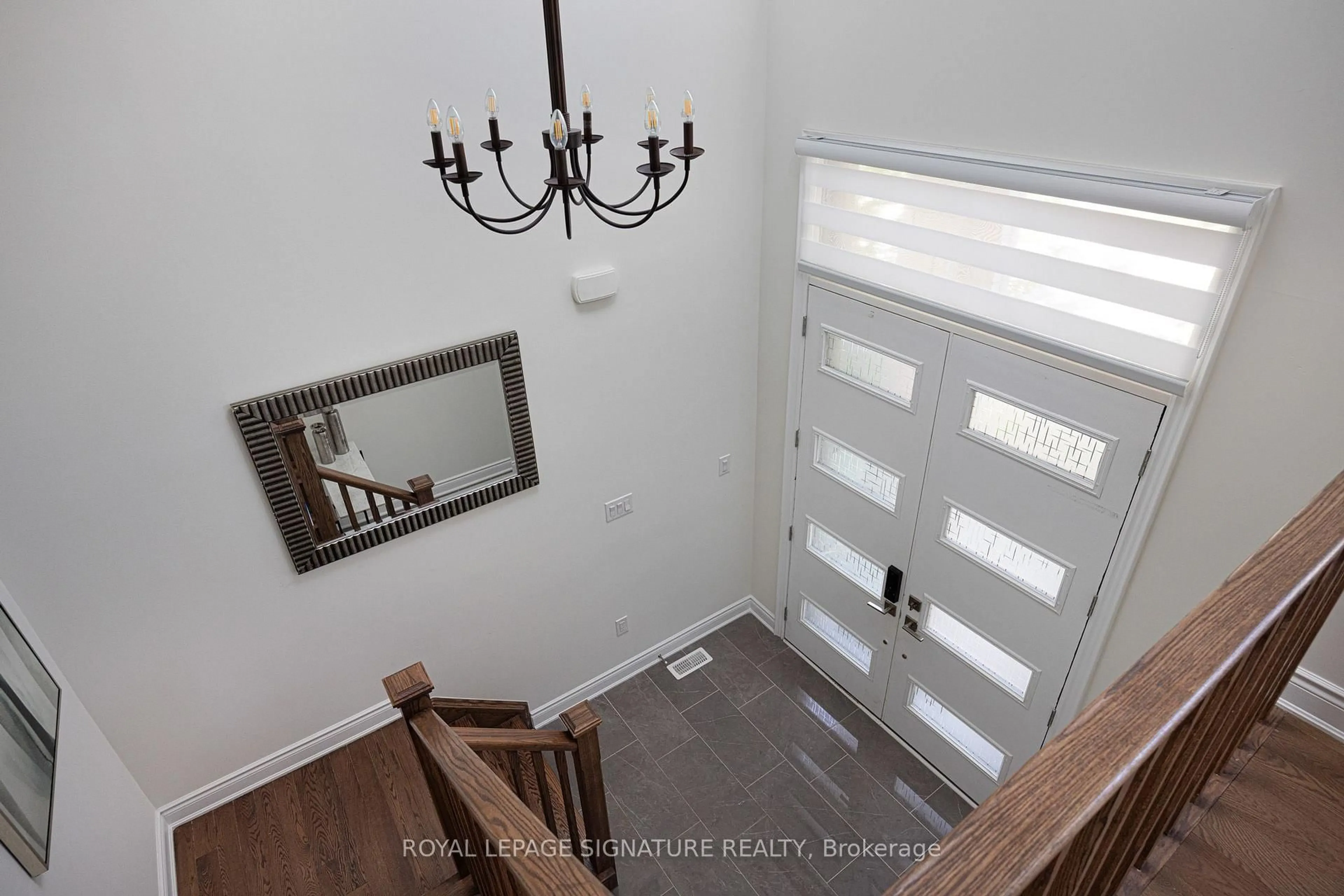 Indoor entryway for 19 Hollyhock Crt, Toronto Ontario M3B 0B4