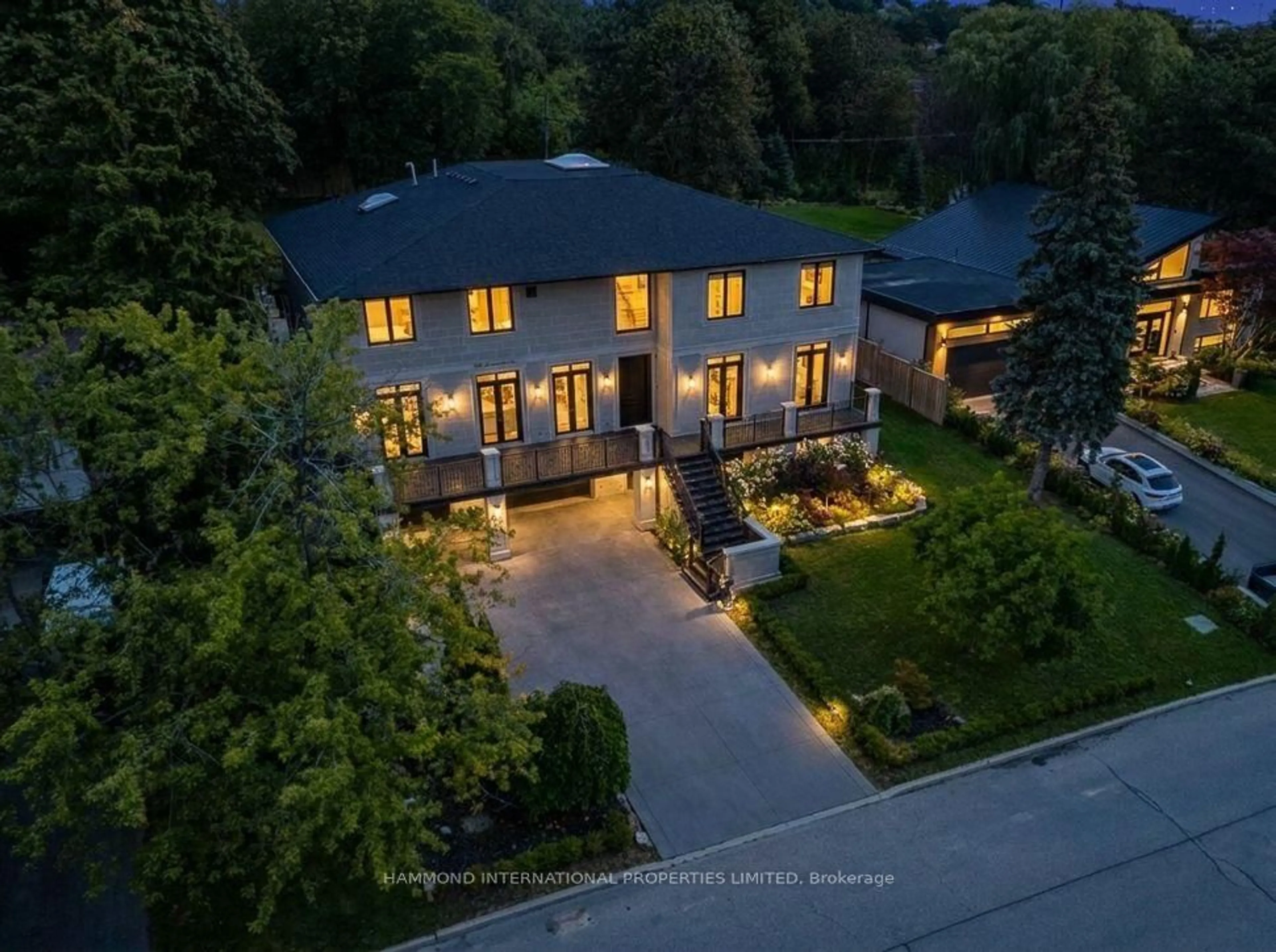 A pic from outside/outdoor area/front of a property/back of a property/a pic from drone, street for 118 Laurentide Dr, Toronto Ontario M3A 3E5