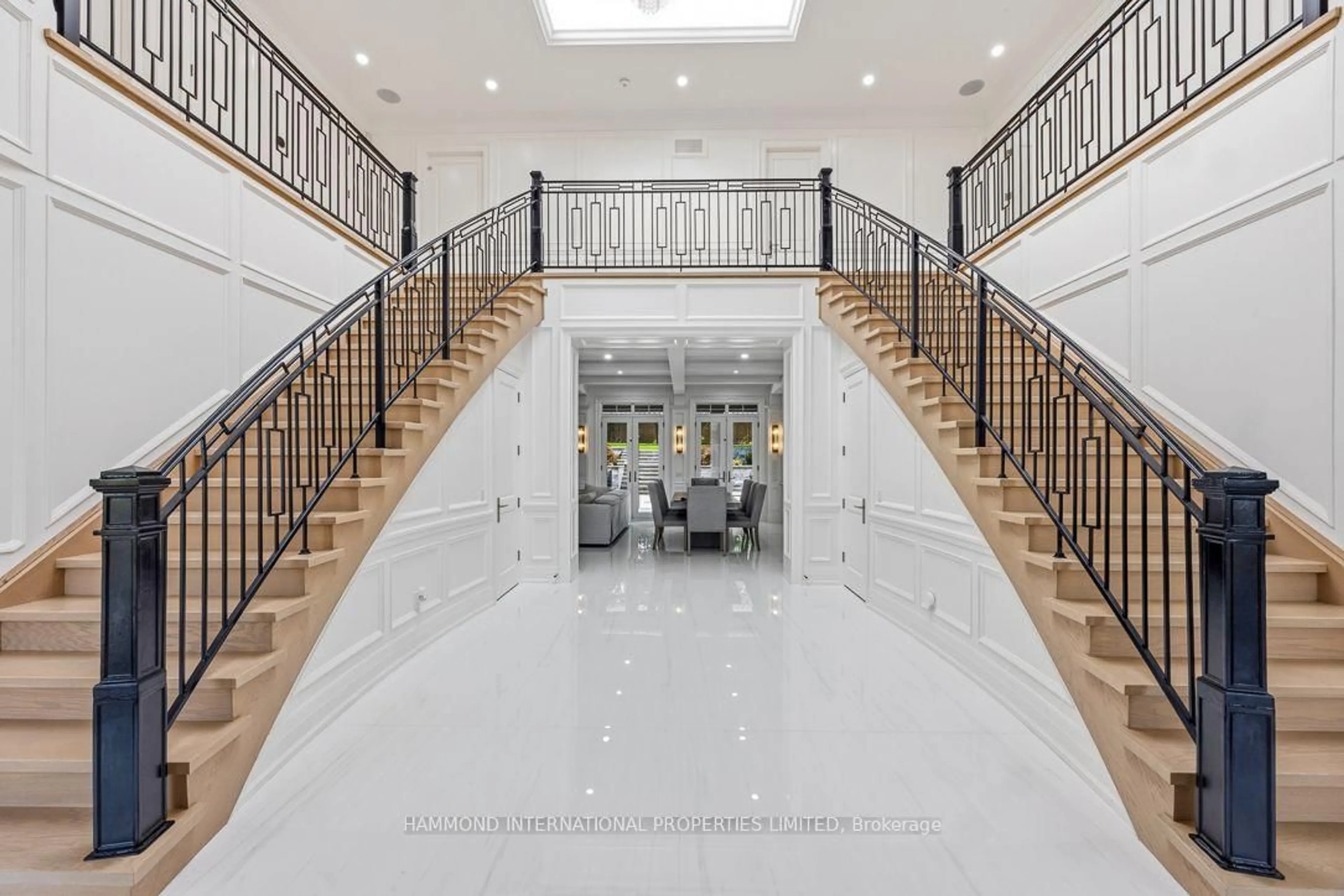 Indoor foyer for 118 Laurentide Dr, Toronto Ontario M3A 3E5