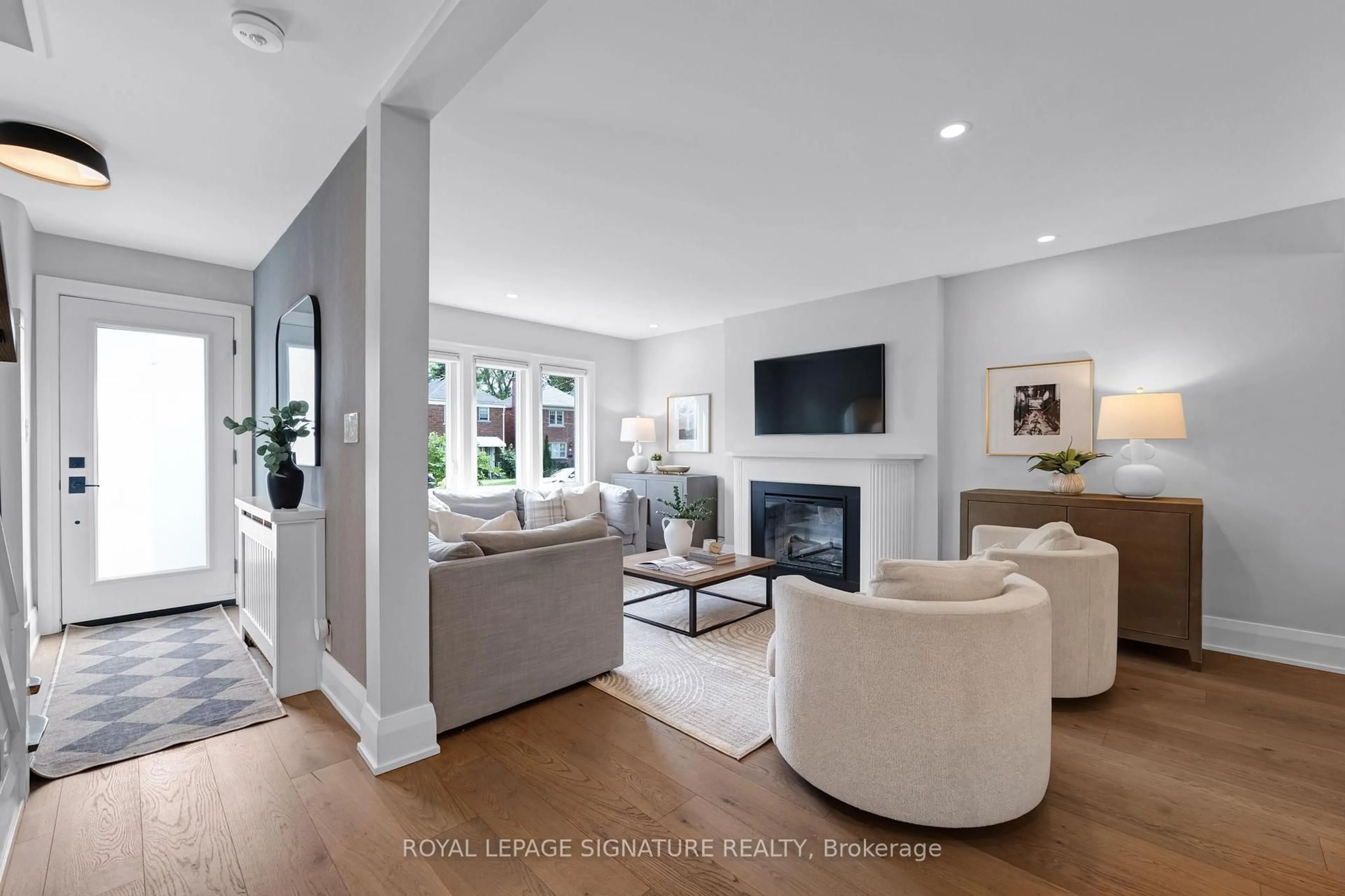 Living room with furniture, unknown for 124 Donlea Dr, Toronto Ontario M4G 2M5