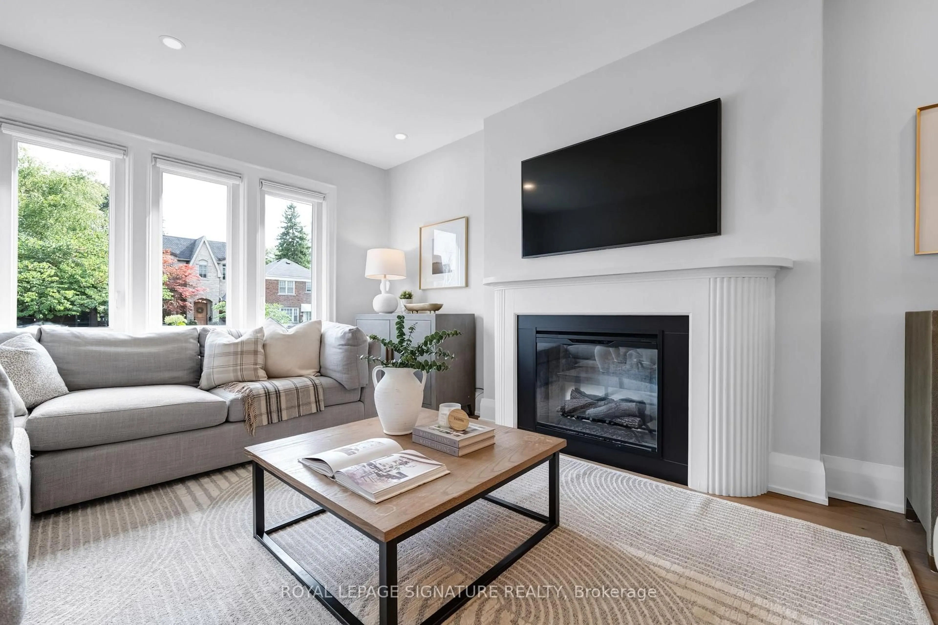 Living room with furniture, unknown for 124 Donlea Dr, Toronto Ontario M4G 2M5