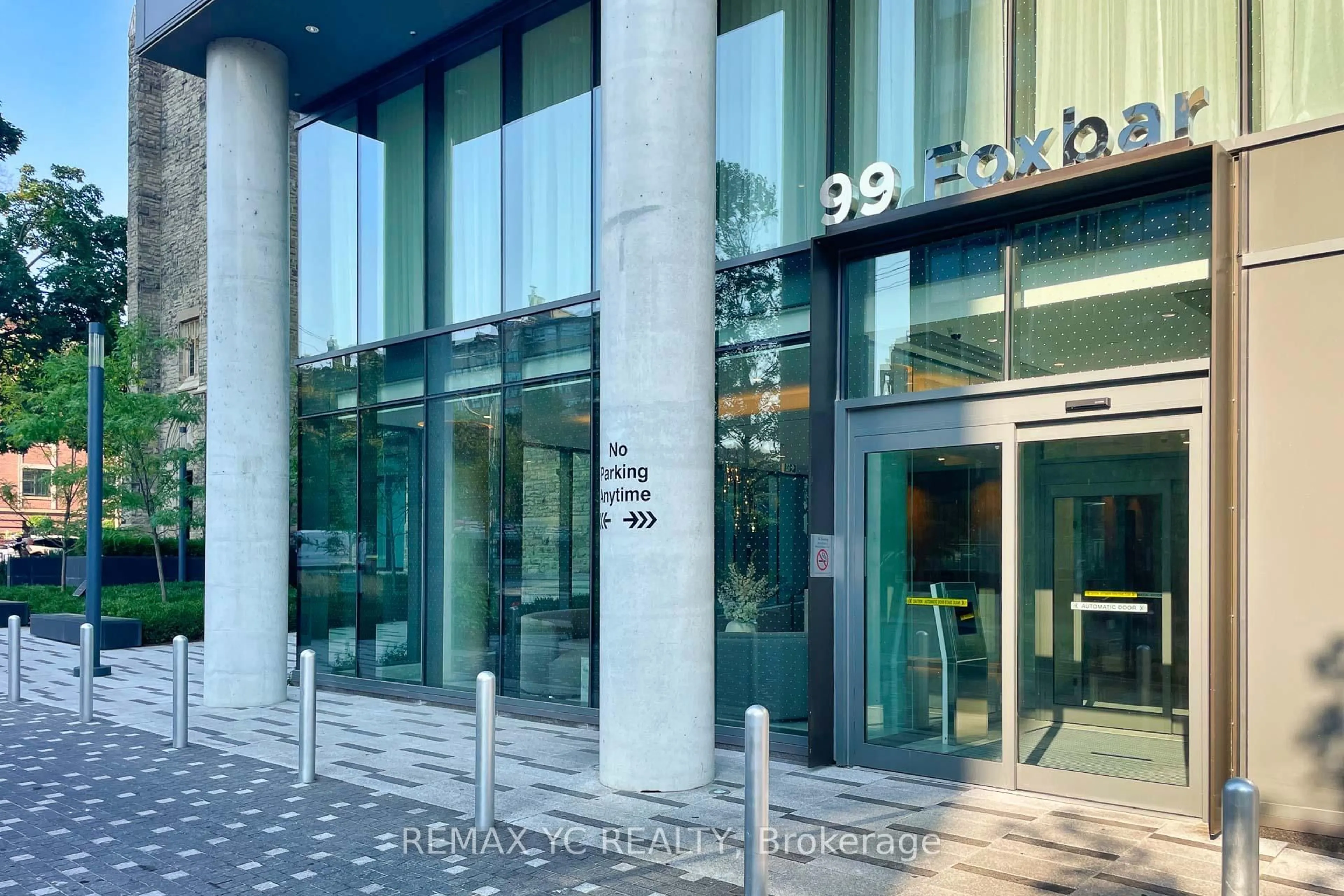 Indoor foyer for 99 Foxbar Rd #1908, Toronto Ontario M4V 0B2