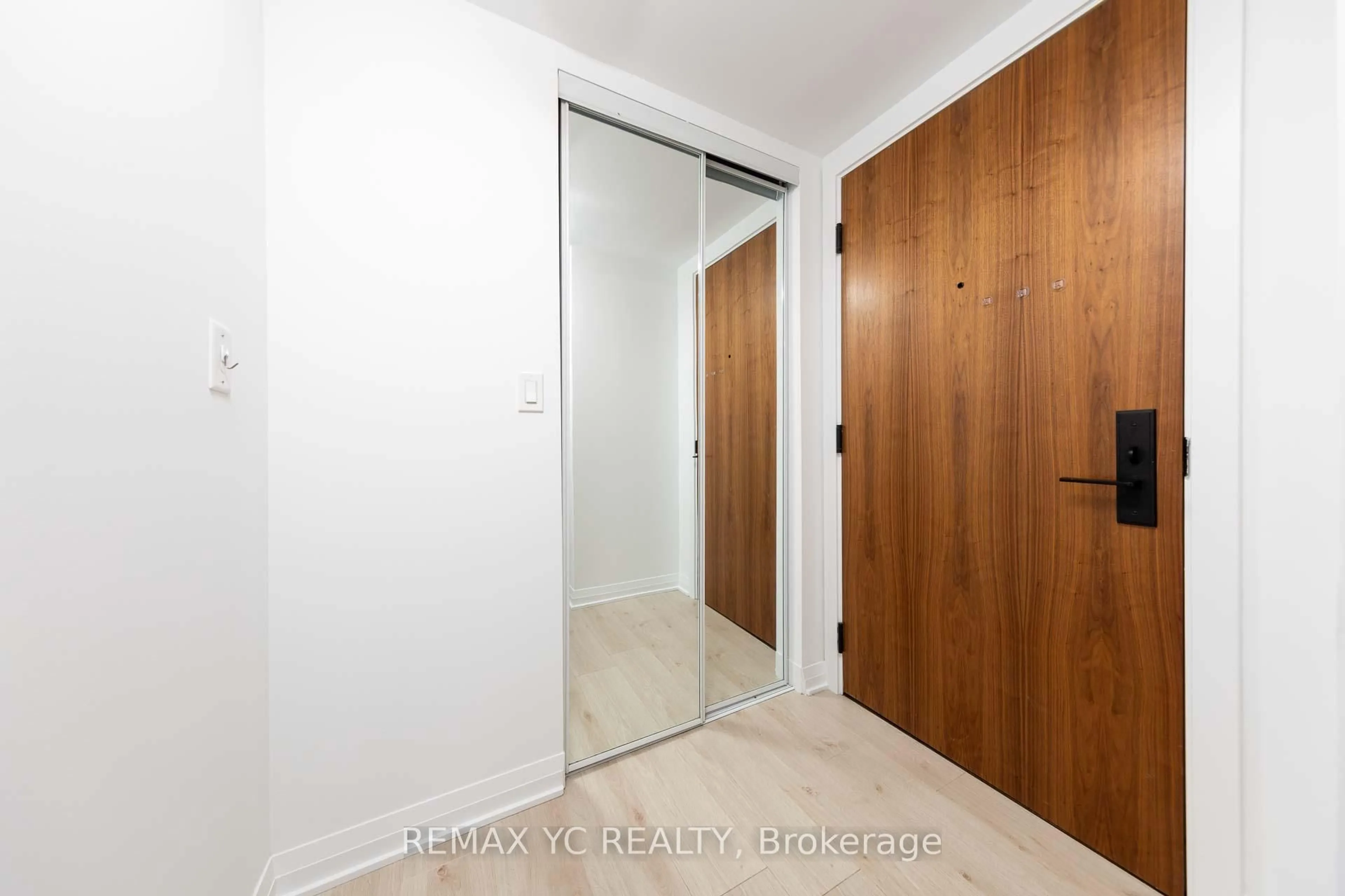 Indoor entryway for 99 Foxbar Rd #1908, Toronto Ontario M4V 0B2