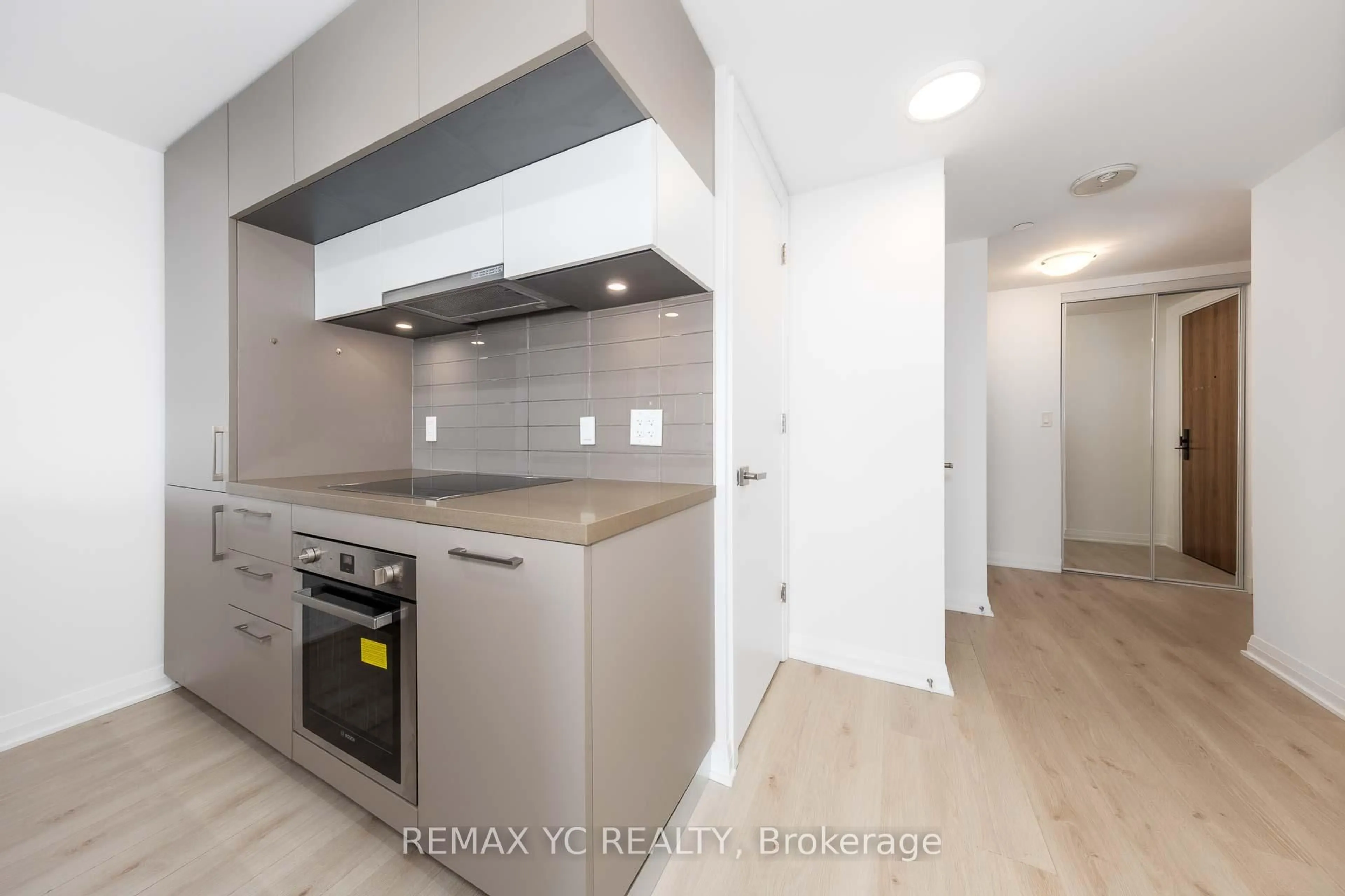 Standard kitchen, unknown for 99 Foxbar Rd #1908, Toronto Ontario M4V 0B2