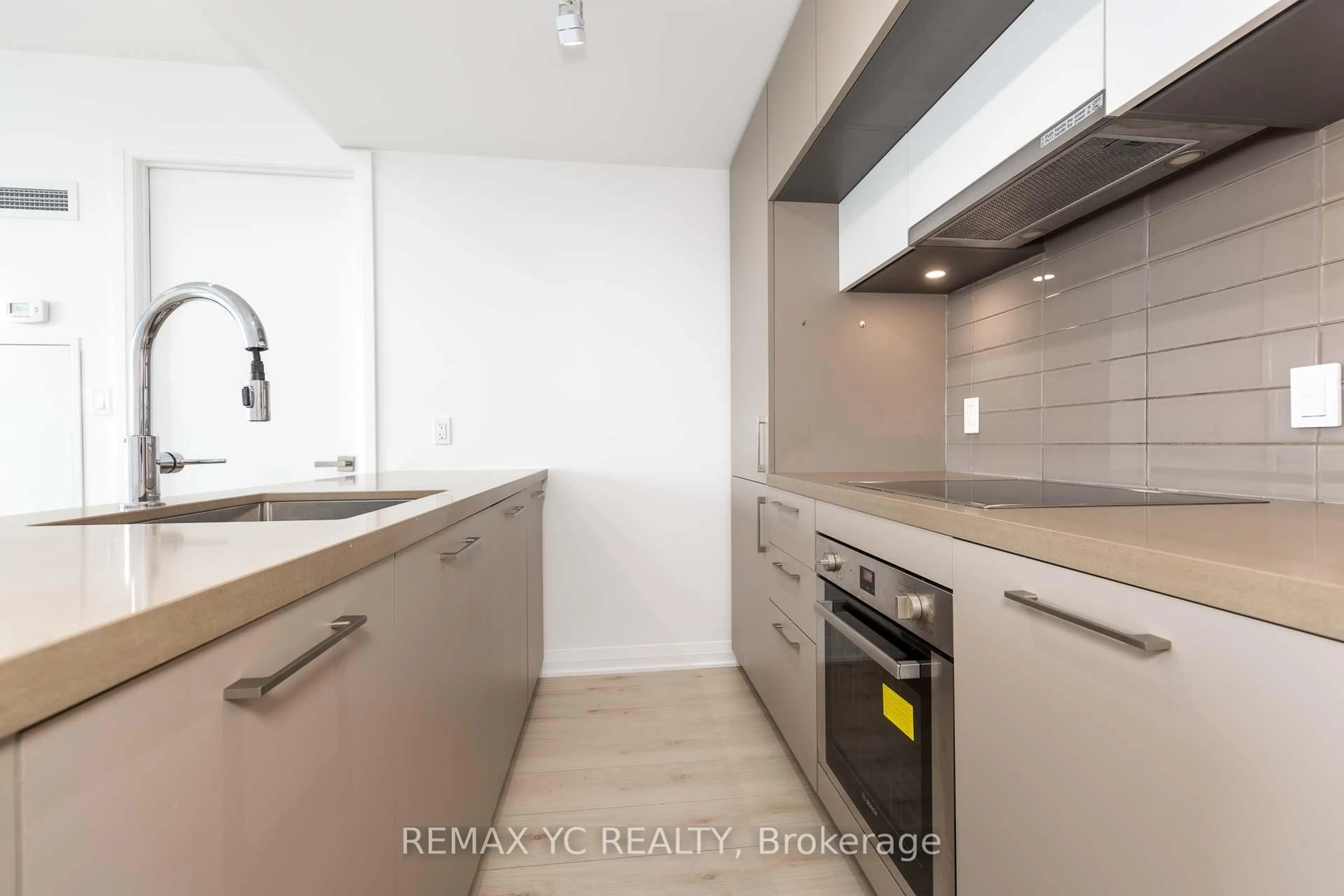 Standard kitchen, unknown for 99 Foxbar Rd #1908, Toronto Ontario M4V 0B2