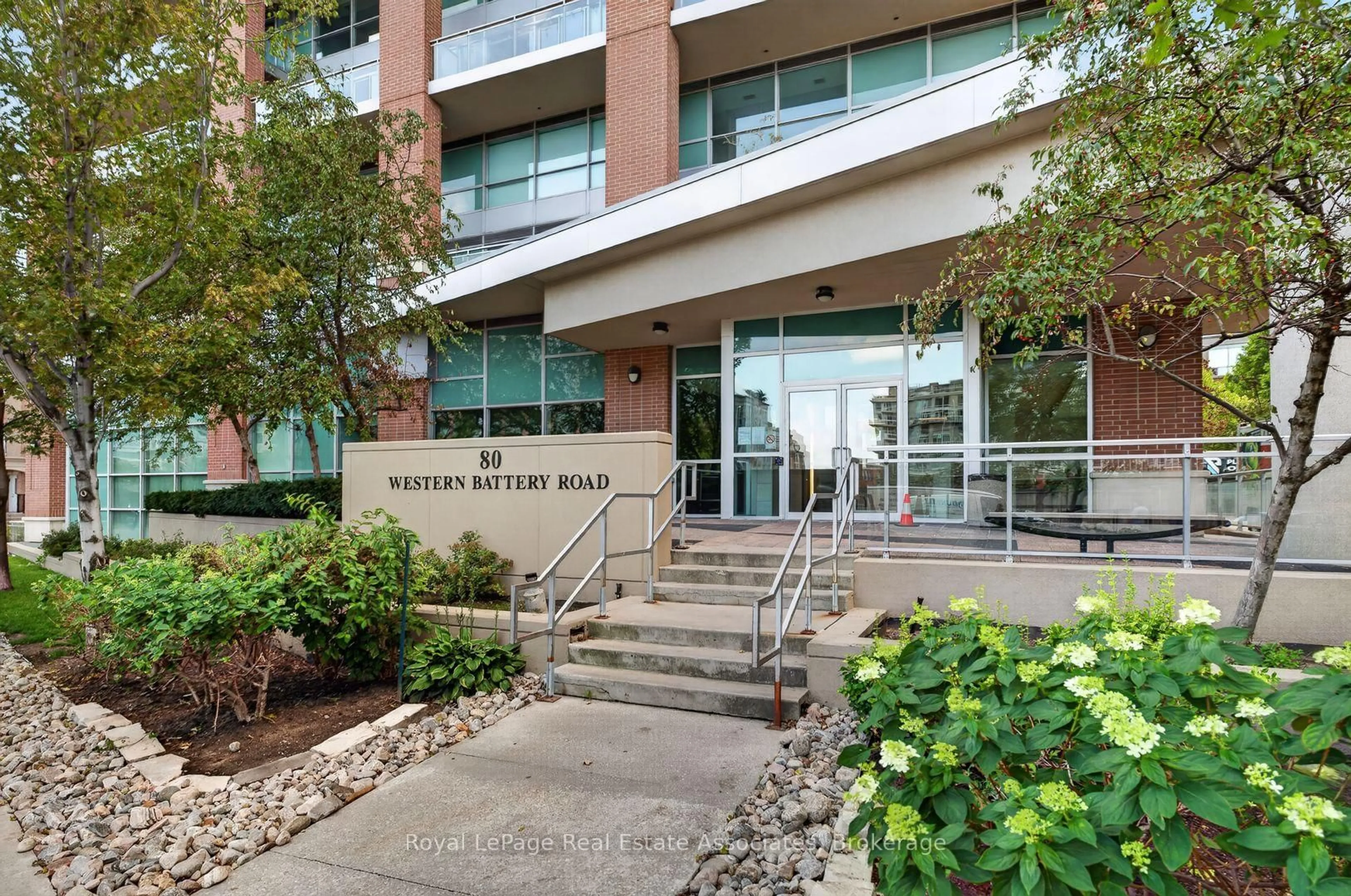 Indoor foyer for 80 Western Battery Rd #2210, Toronto Ontario M6K 3S1