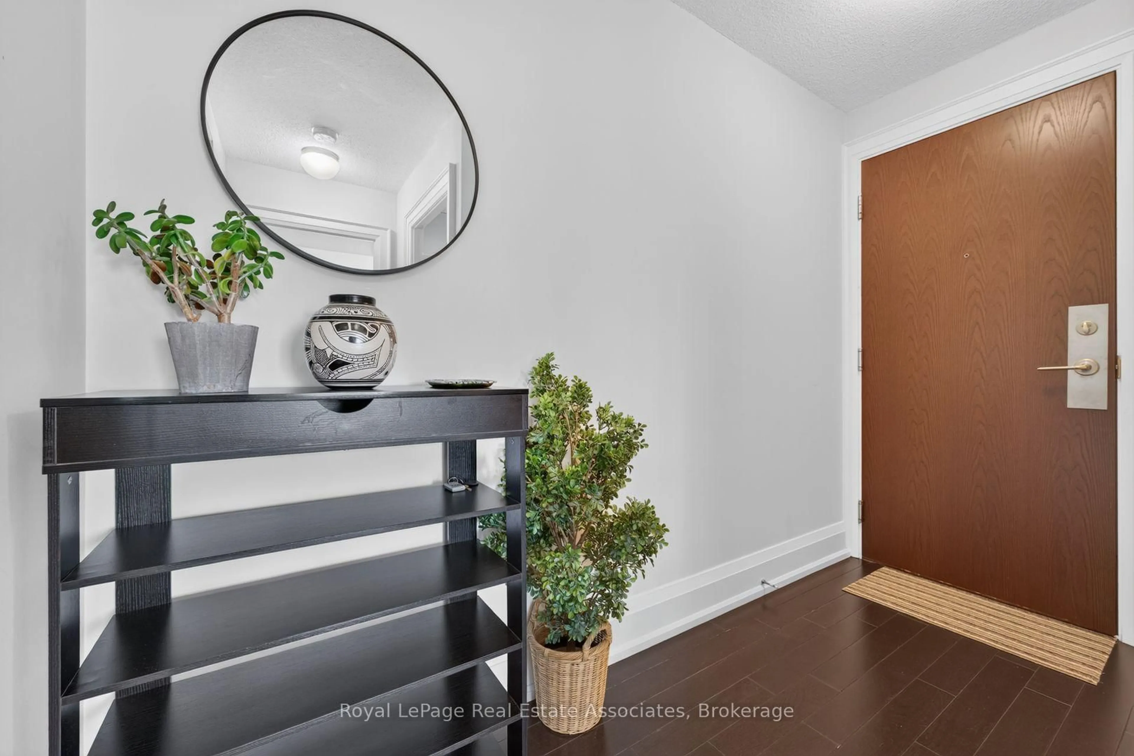 Indoor entryway for 80 Western Battery Rd #2210, Toronto Ontario M6K 3S1