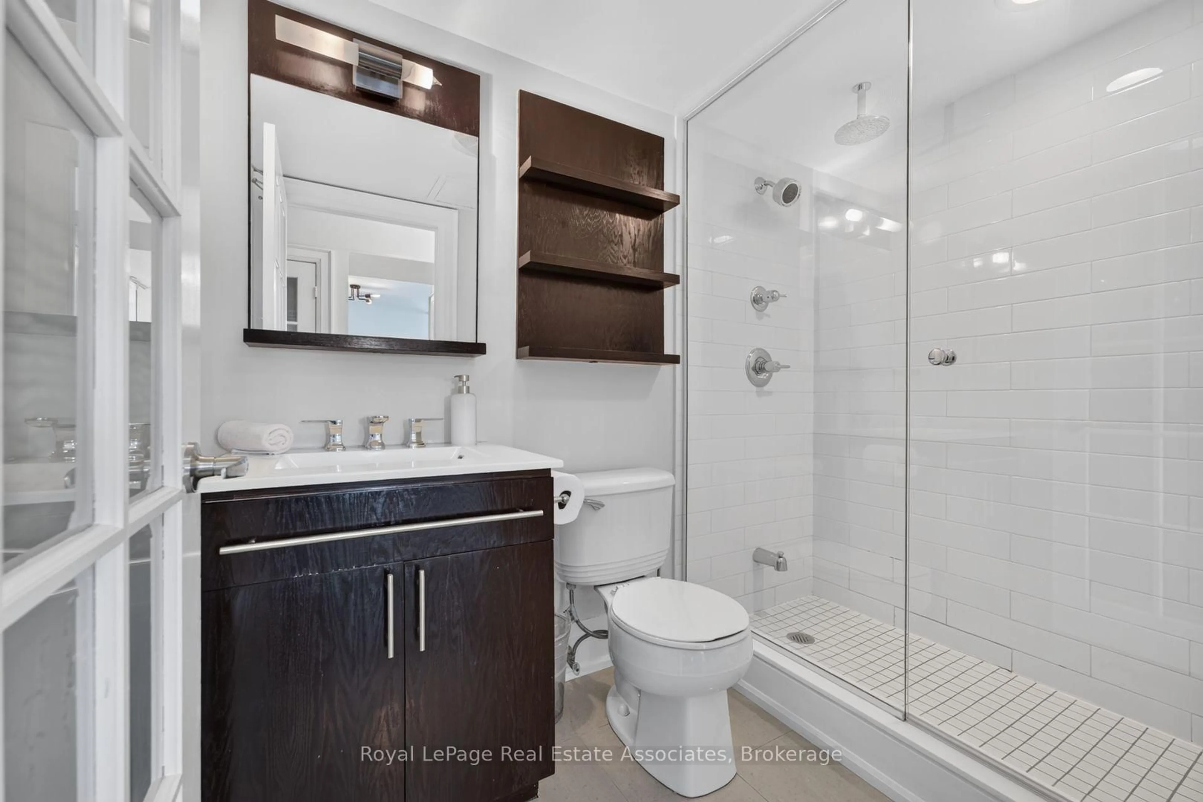 Standard bathroom, ceramic/tile floor for 80 Western Battery Rd #2210, Toronto Ontario M6K 3S1
