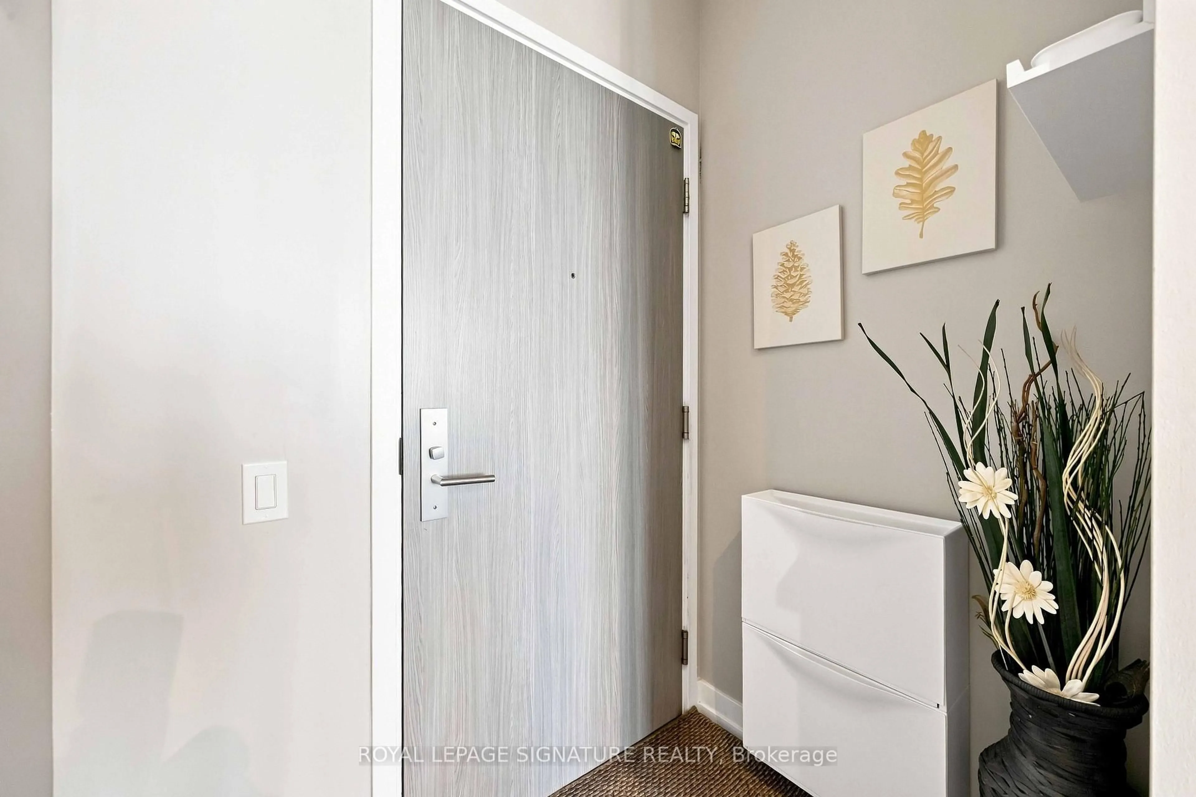 Indoor entryway for 161 Roehampton Ave #4305, Toronto Ontario M4P 0C8