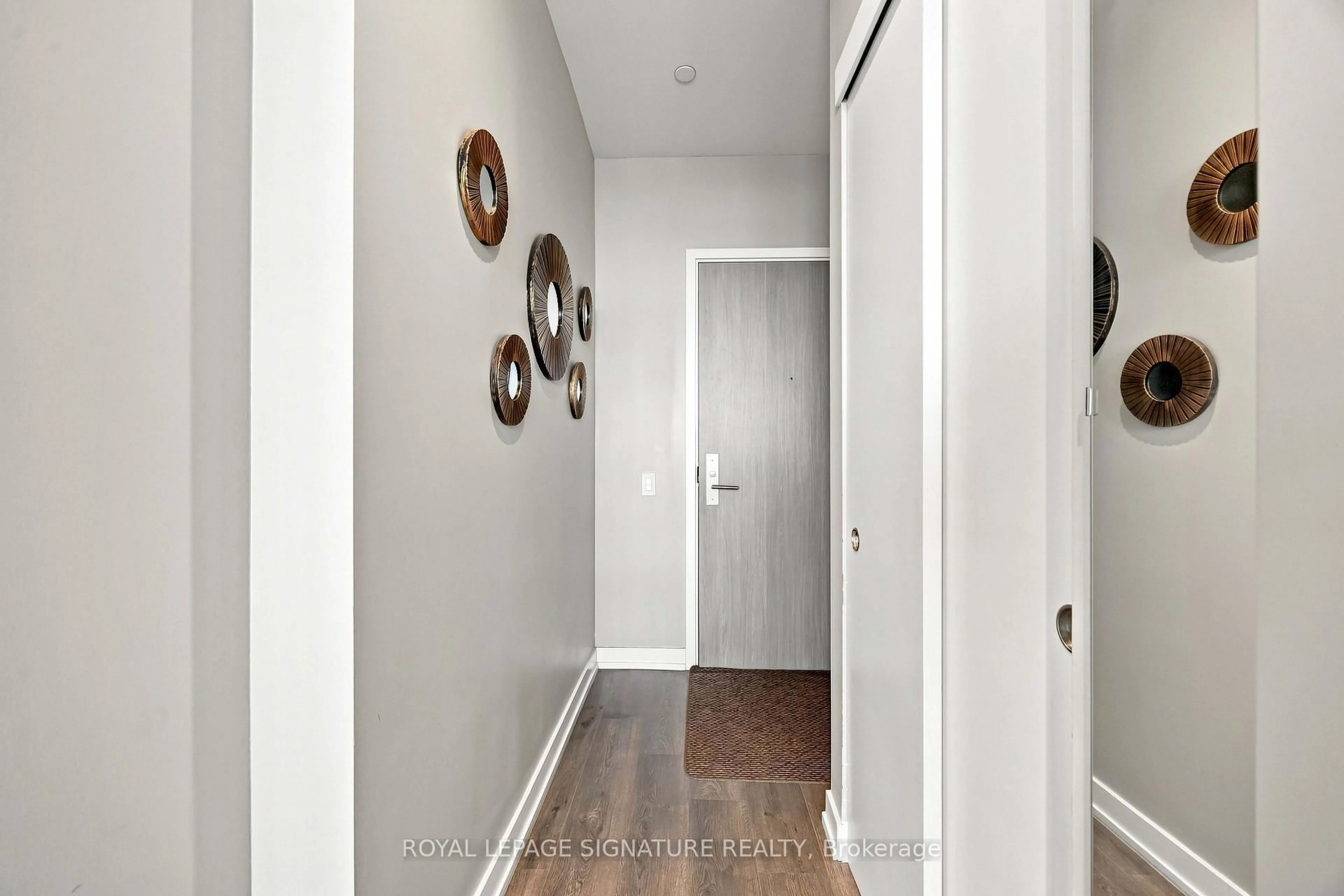 Indoor entryway for 161 Roehampton Ave #4305, Toronto Ontario M4P 0C8