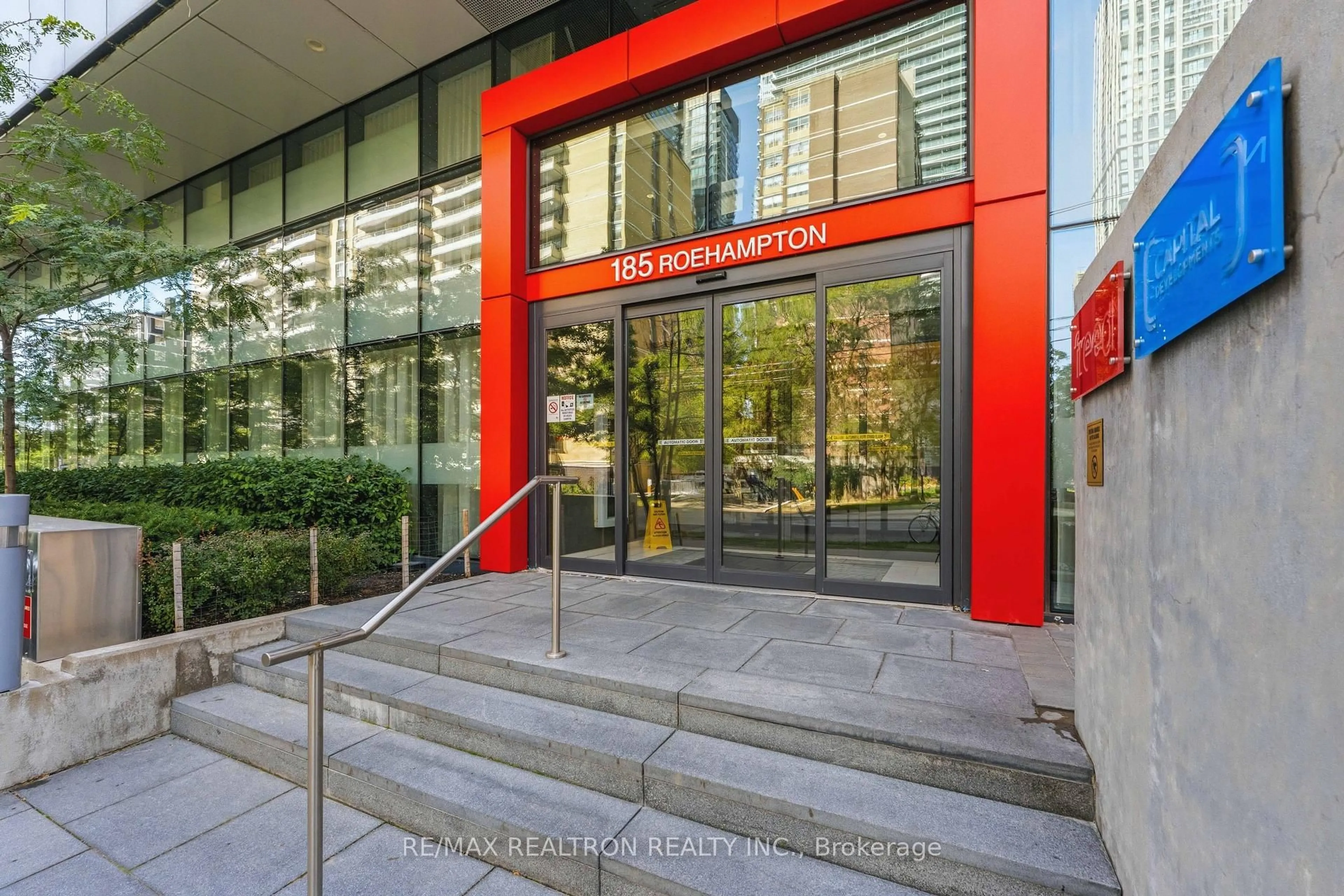 Indoor foyer for 185 Roehampton Ave #510, Toronto Ontario M4P 2K5