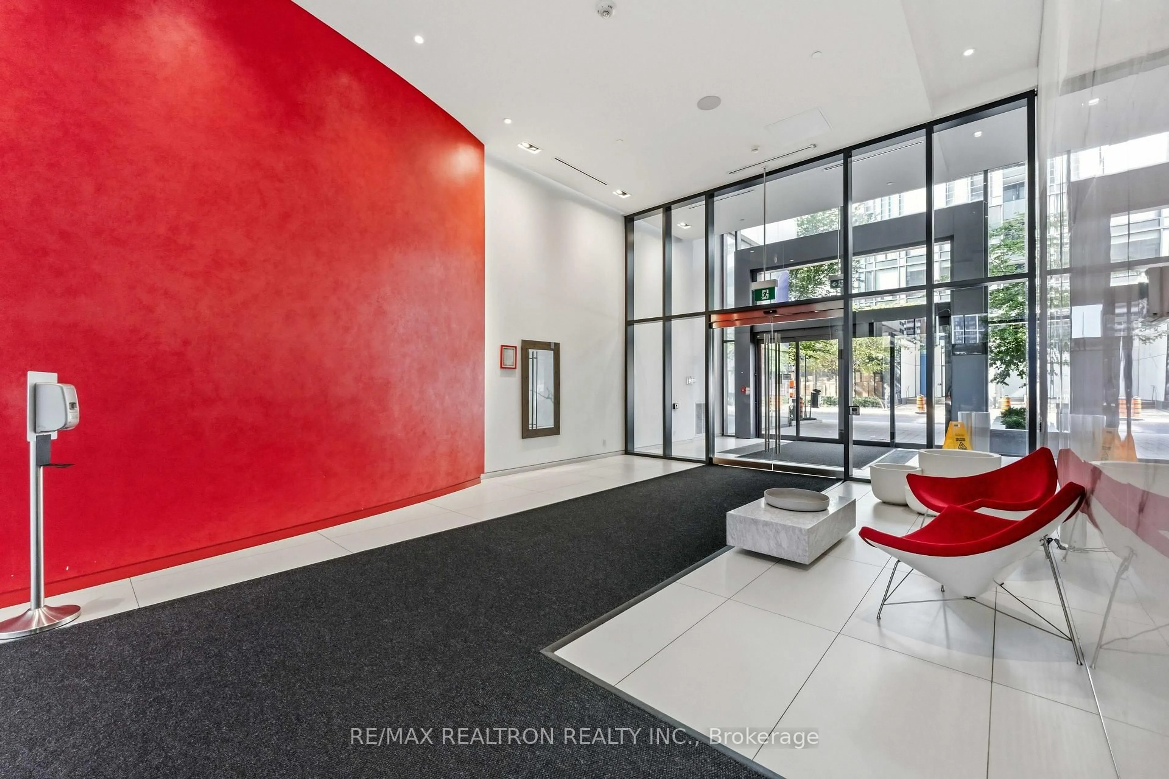 Indoor foyer for 185 Roehampton Ave #510, Toronto Ontario M4P 2K5
