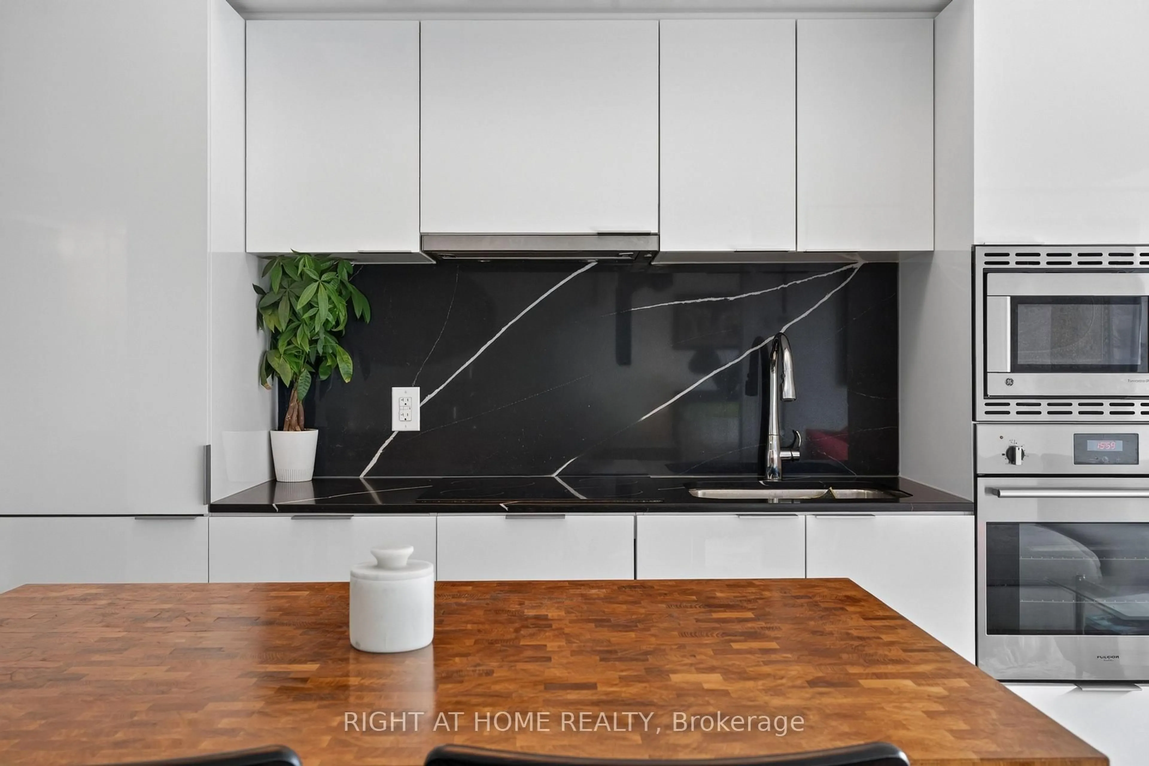 Contemporary kitchen, unknown for 955 BAY St #1809, Toronto Ontario M5S 0C6