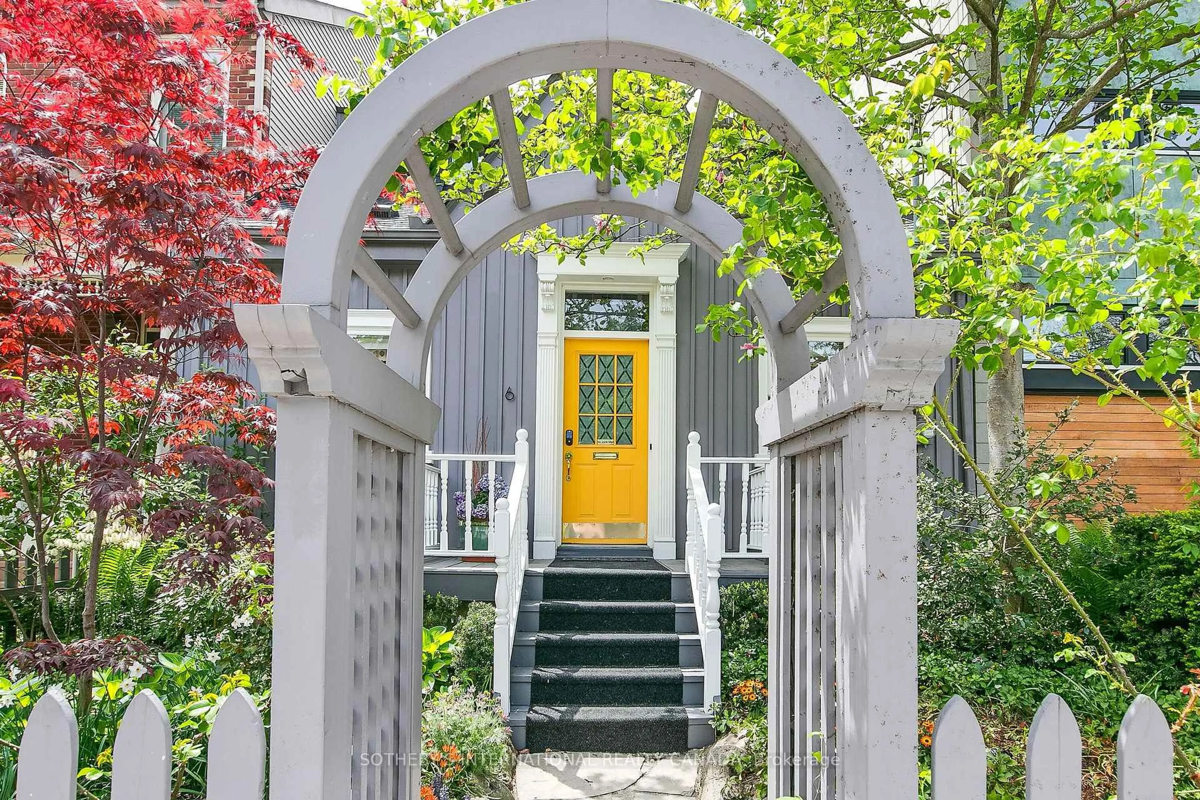 Indoor entryway for 6 Bowman St, Toronto Ontario M4X 1T9