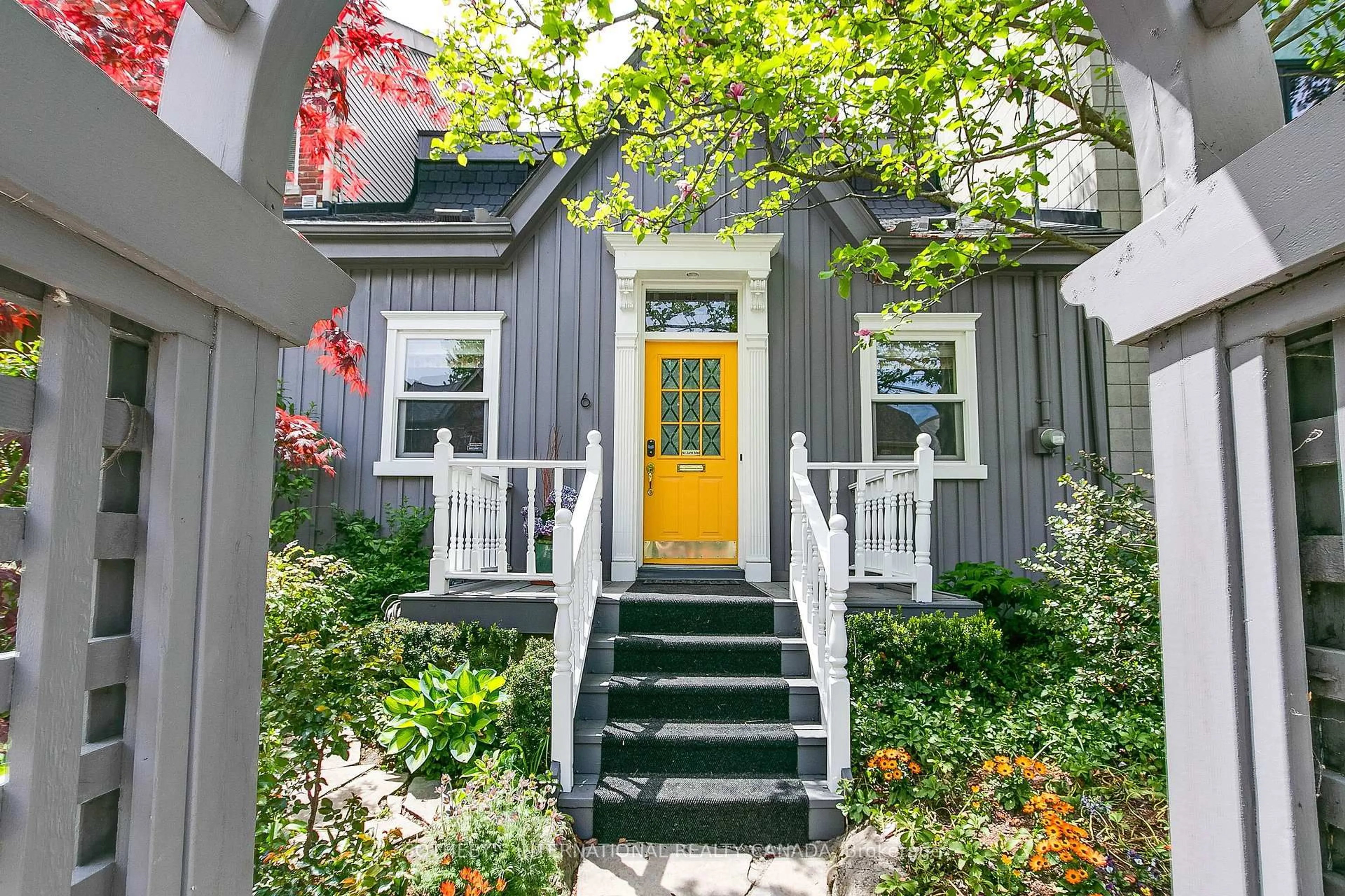 Indoor entryway for 6 Bowman St, Toronto Ontario M4X 1T9