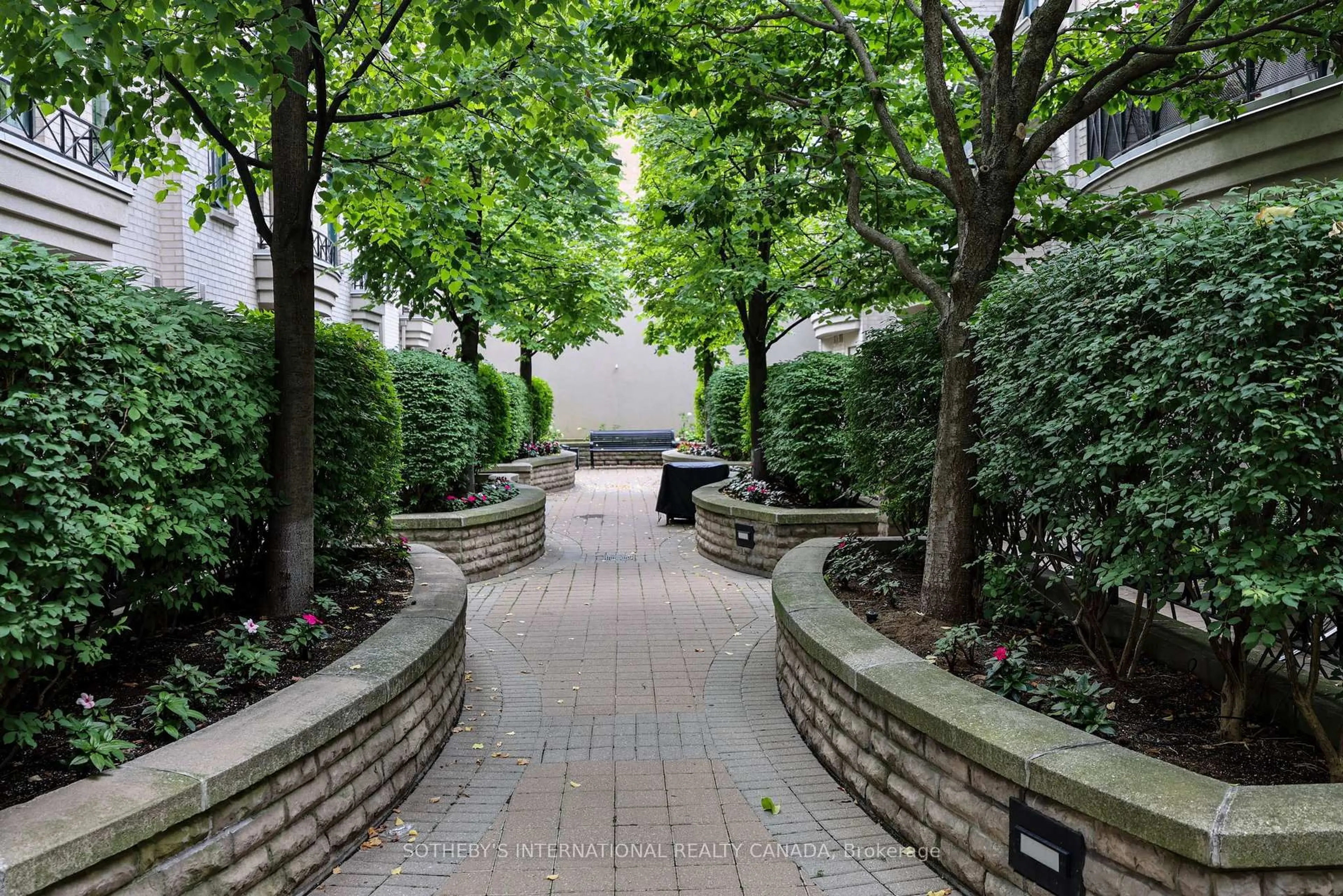 Patio, street for 1 Baxter St #21, Toronto Ontario M4W 3W1