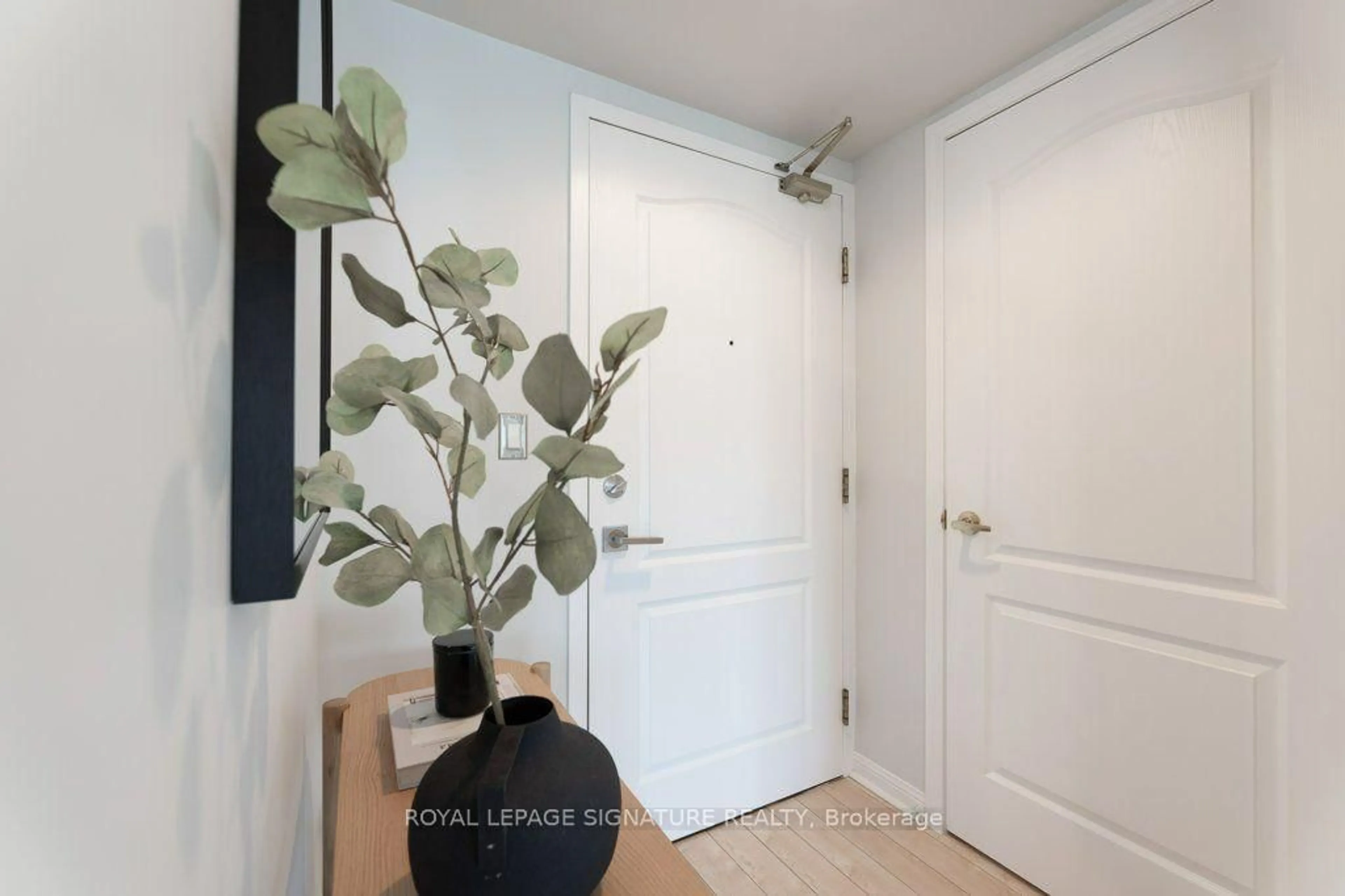 Indoor entryway for 18 Stafford St #1013, Toronto Ontario M5V 3W4