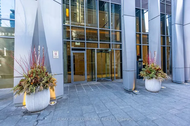 1 Yorkville Ave #5405, Toronto 3