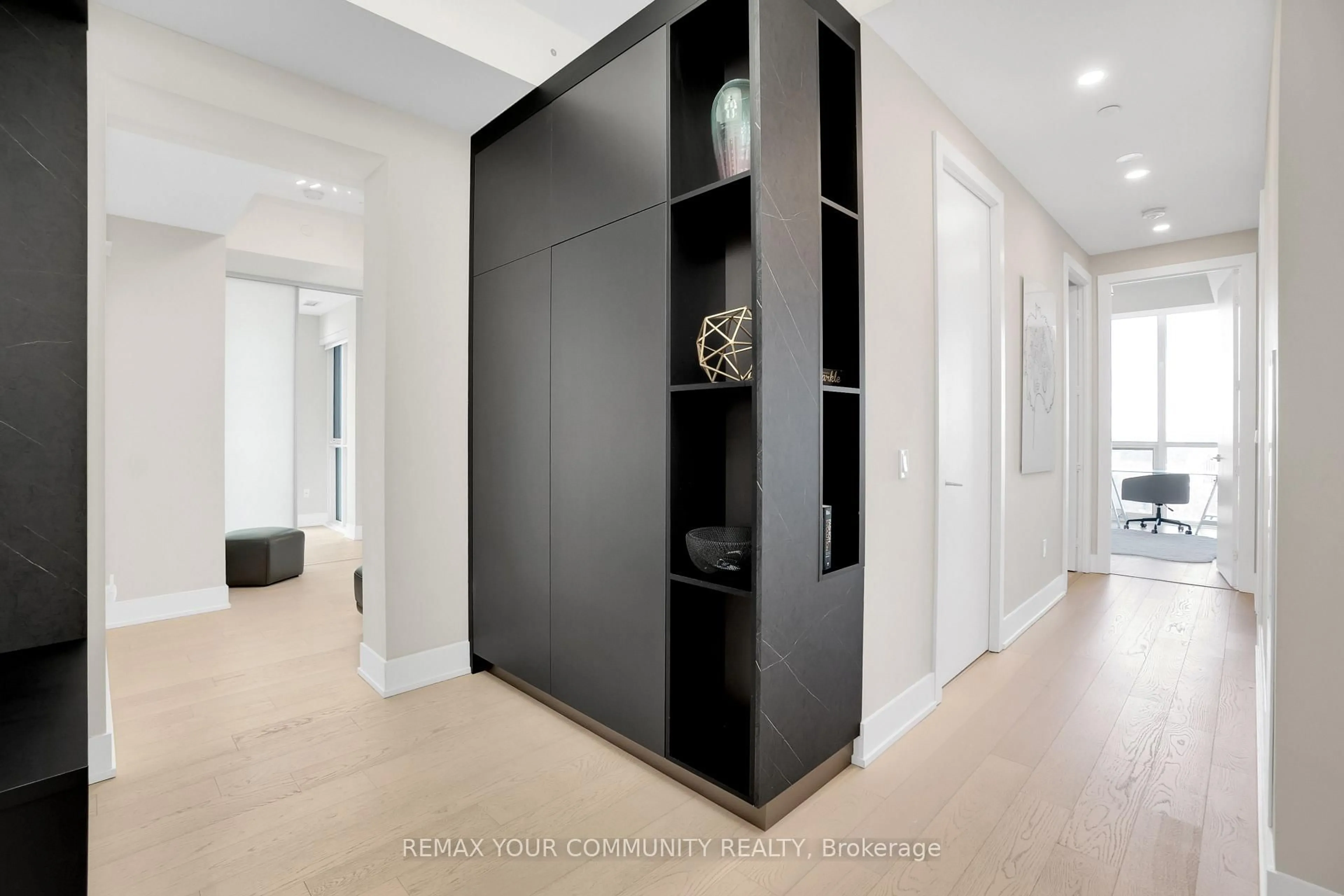 Indoor entryway for 1 Yorkville Ave #5405, Toronto Ontario M4W 0B1