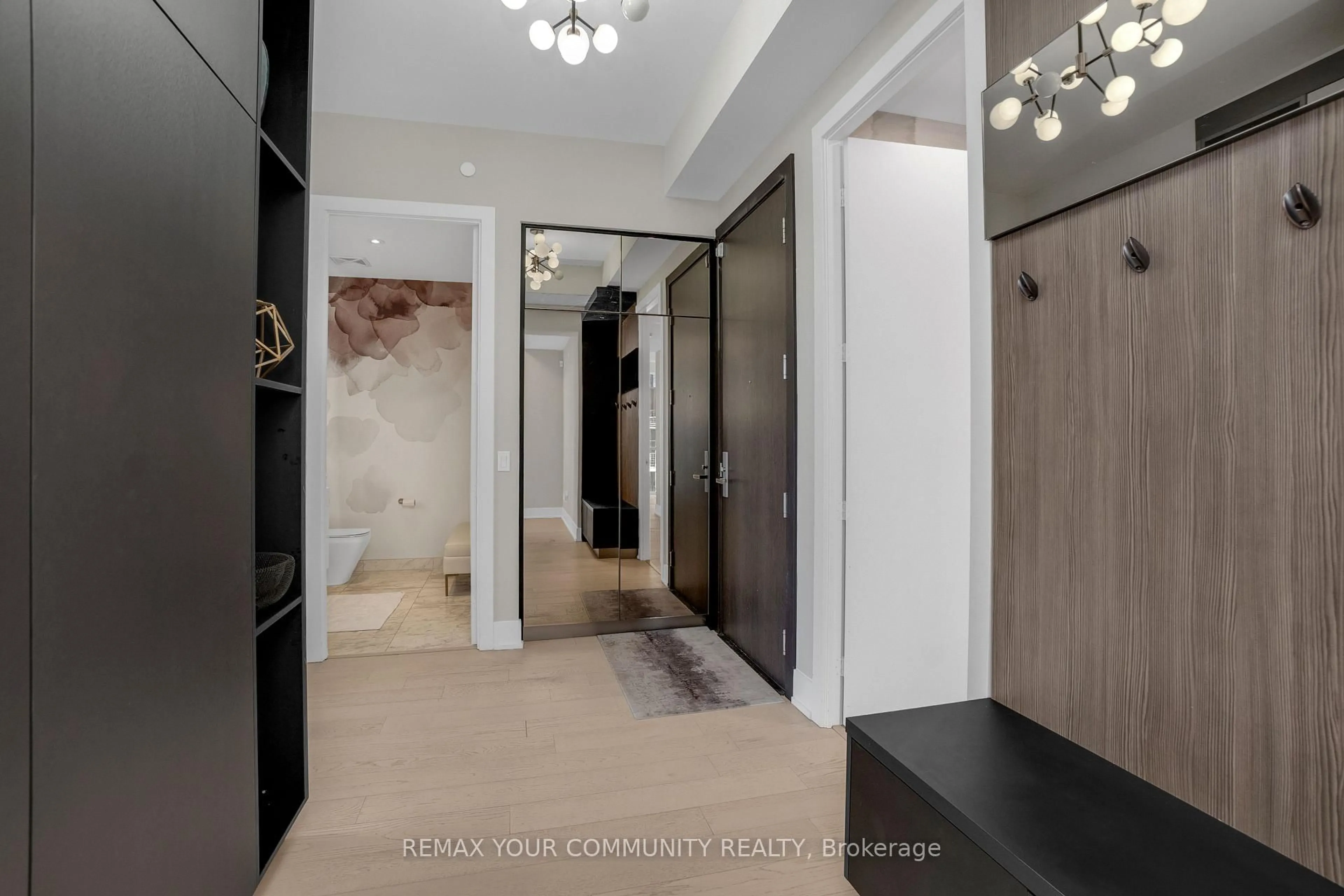 Indoor foyer for 1 Yorkville Ave #5405, Toronto Ontario M4W 0B1