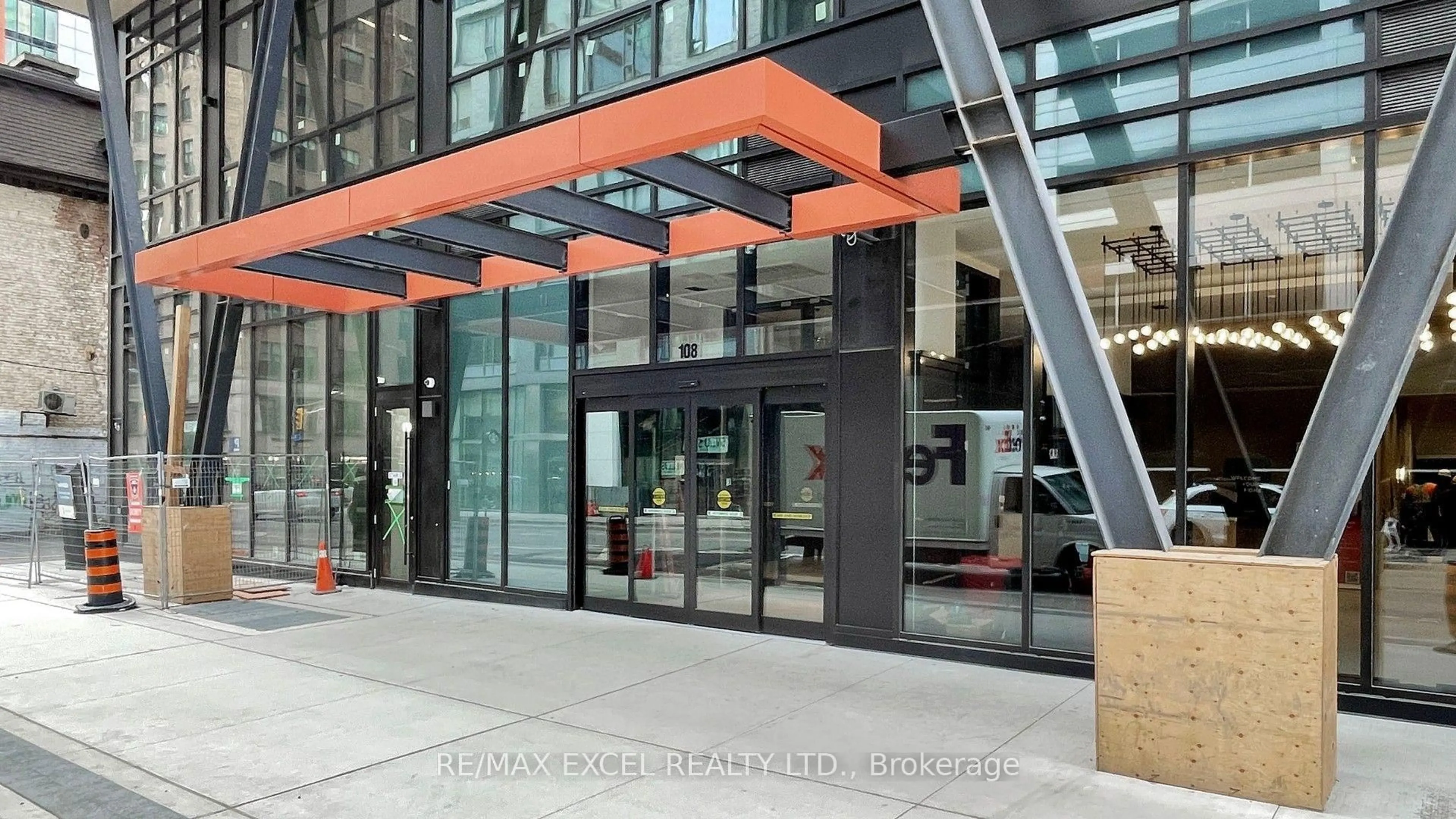 Indoor foyer for 108 Peter St #1818, Toronto Ontario M5V 0W2