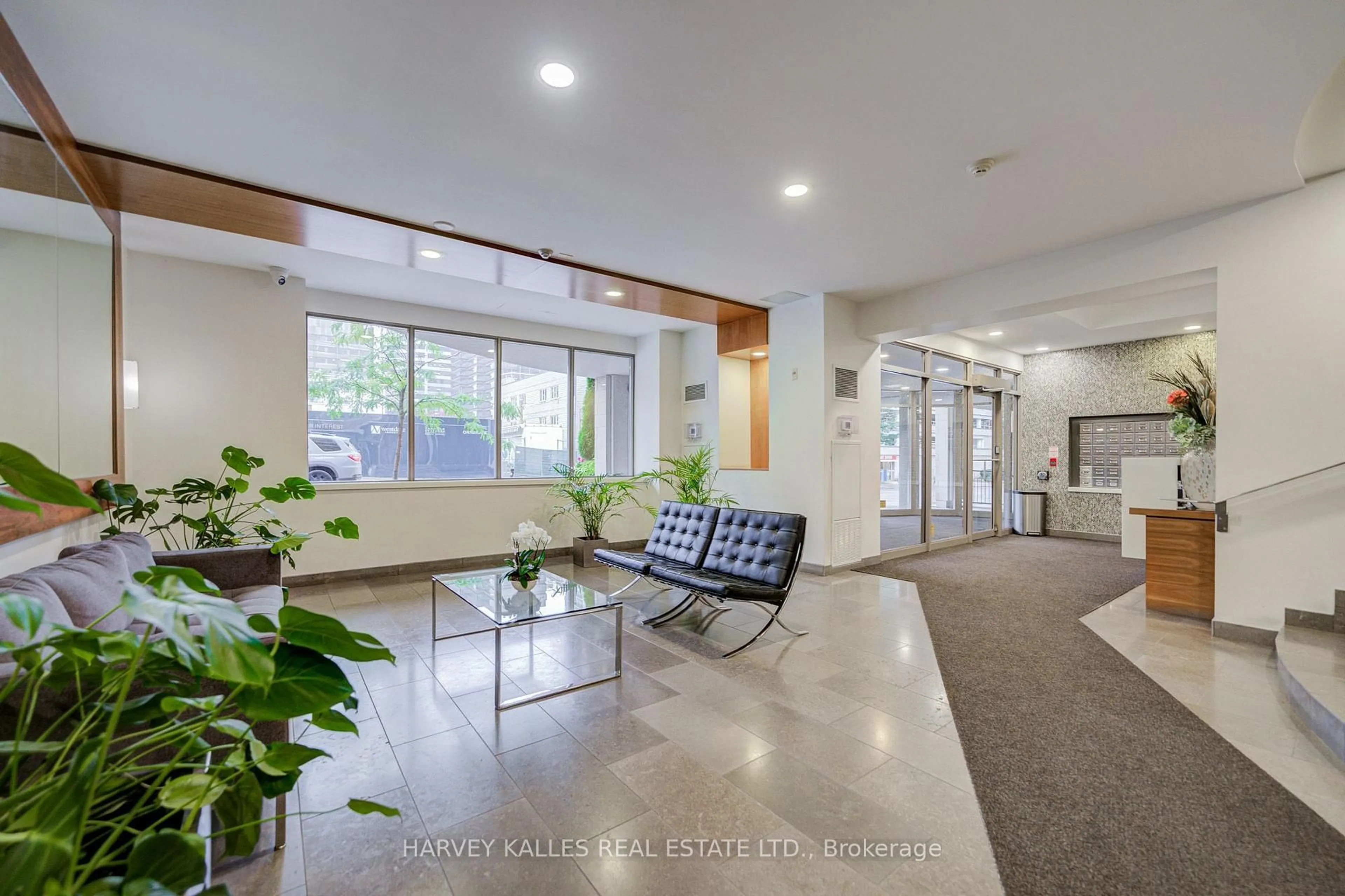 Indoor foyer for 5 Rosehill Ave #910, Toronto Ontario M4T 3A6