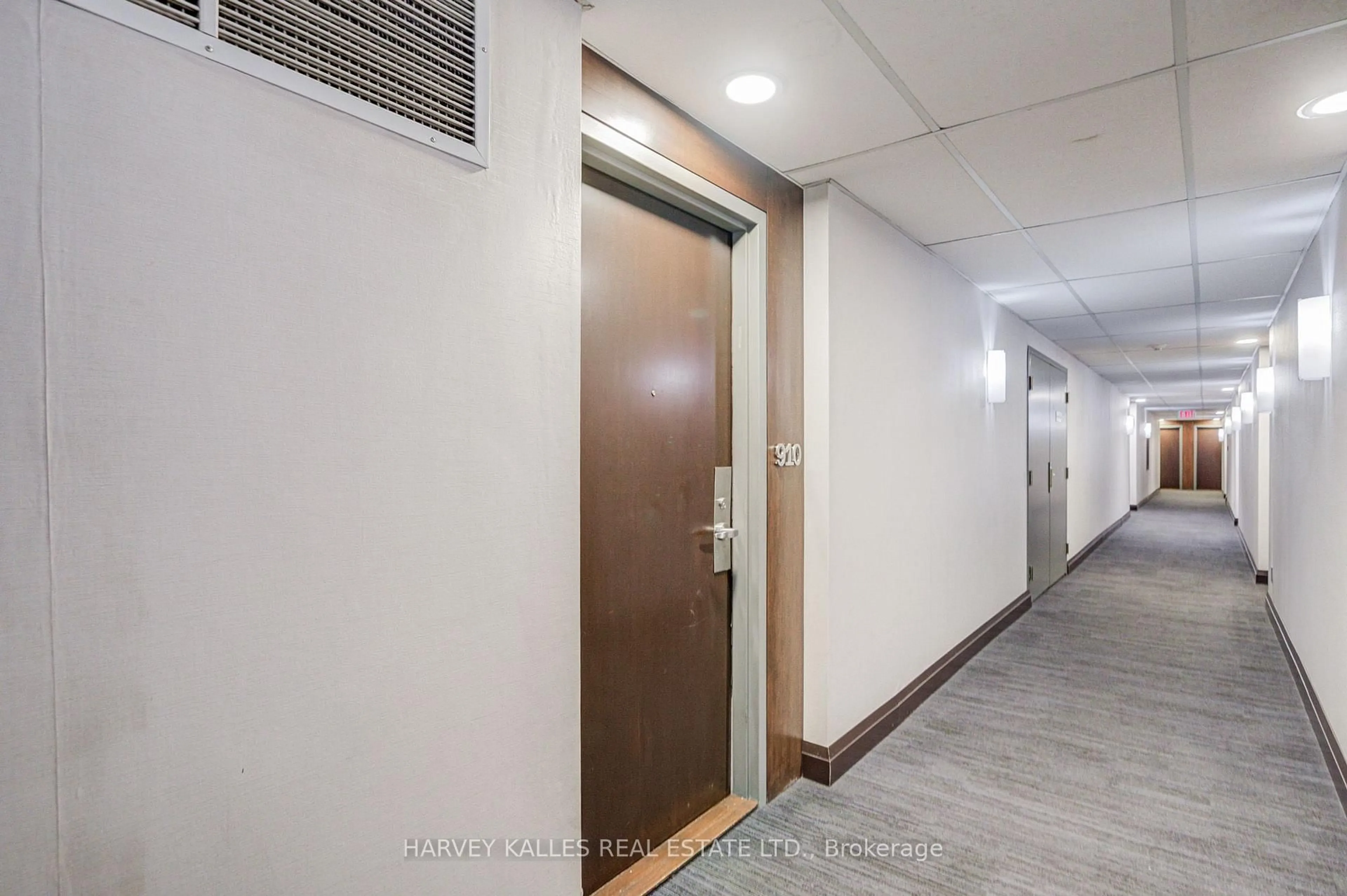 Indoor foyer for 5 Rosehill Ave #910, Toronto Ontario M4T 3A6