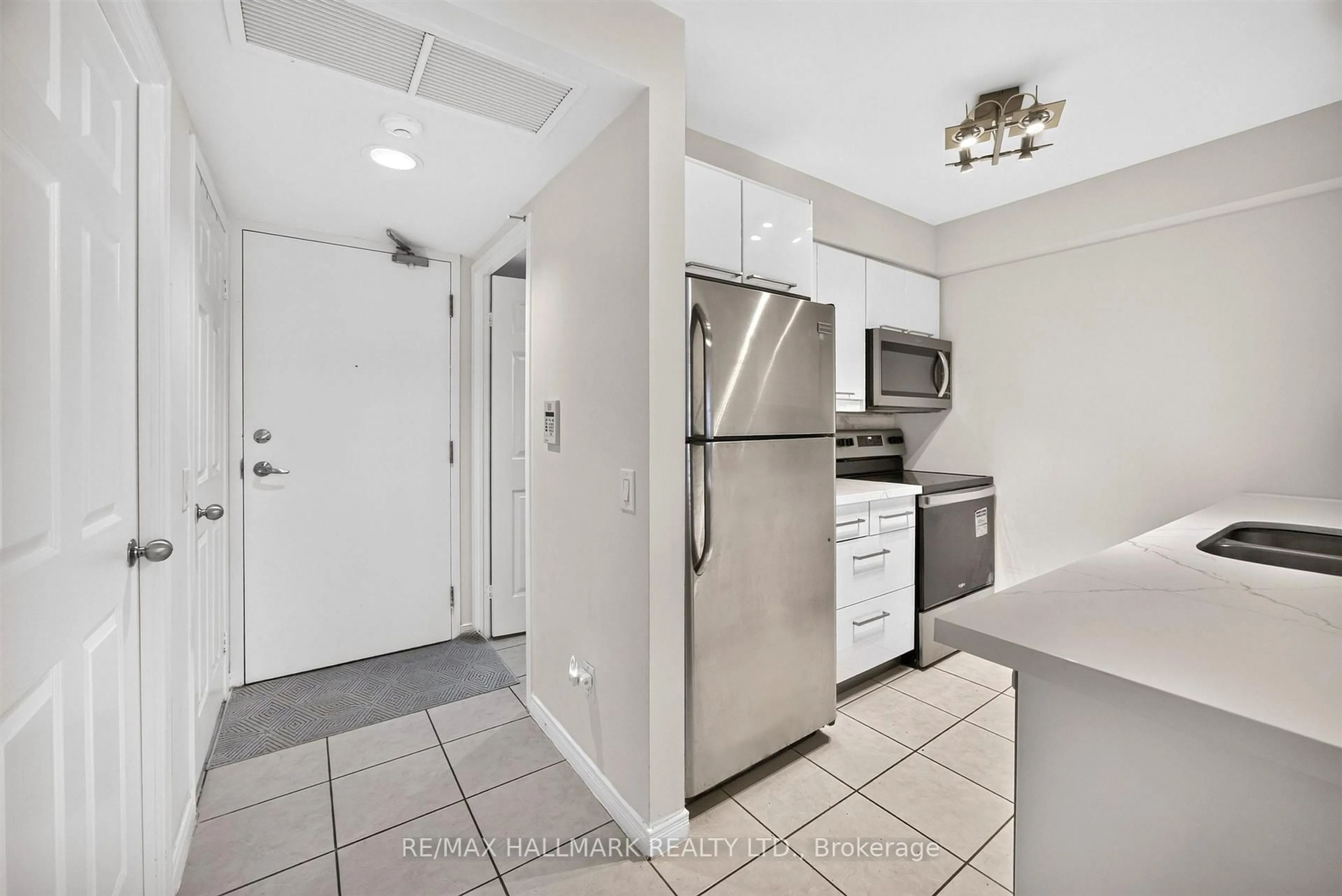 Standard kitchen, ceramic/tile floor for 155 Beecroft Rd #812, Toronto Ontario M2N 7C6