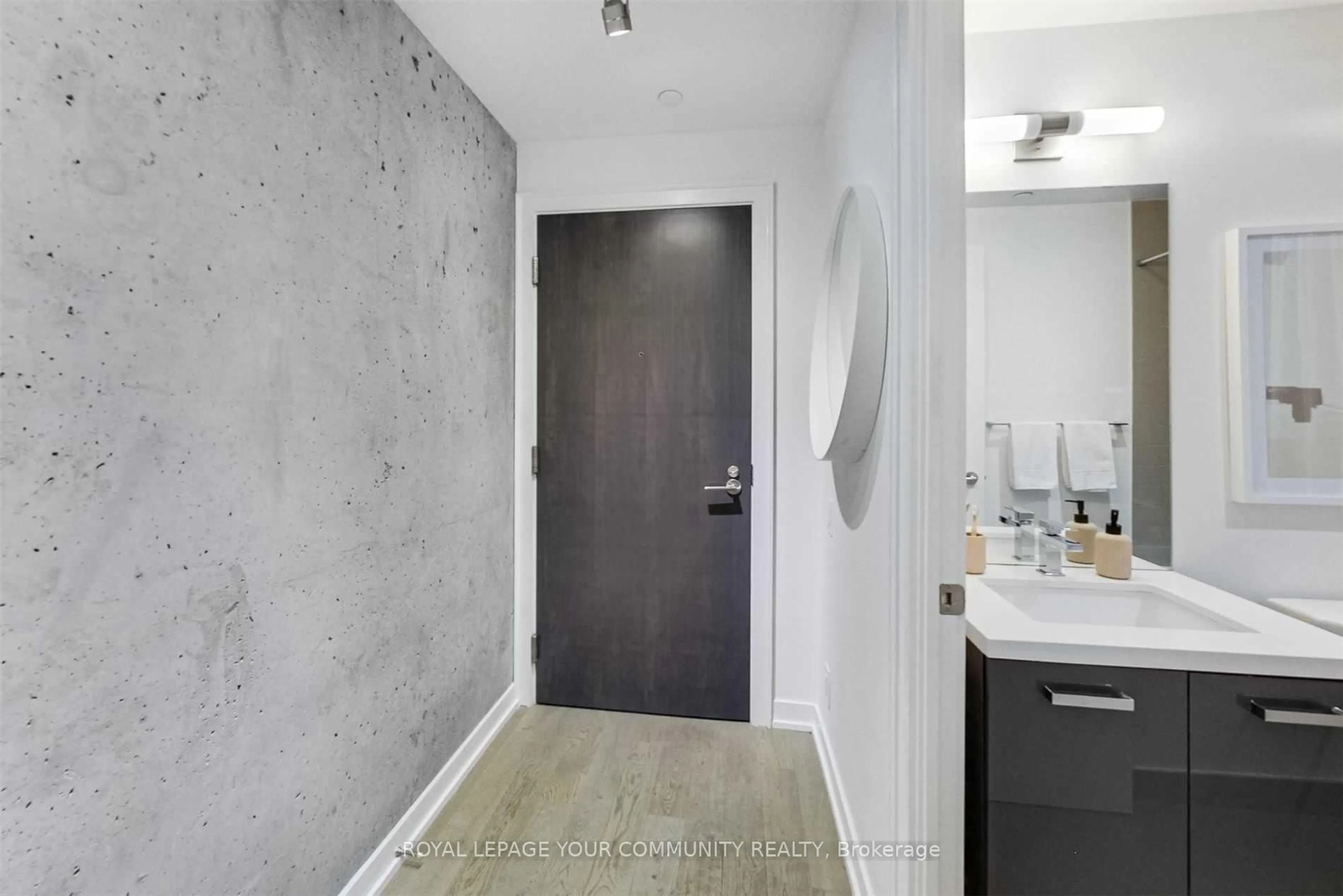 Indoor entryway for 11 Charlotte St #403, Toronto Ontario M5V 2H5