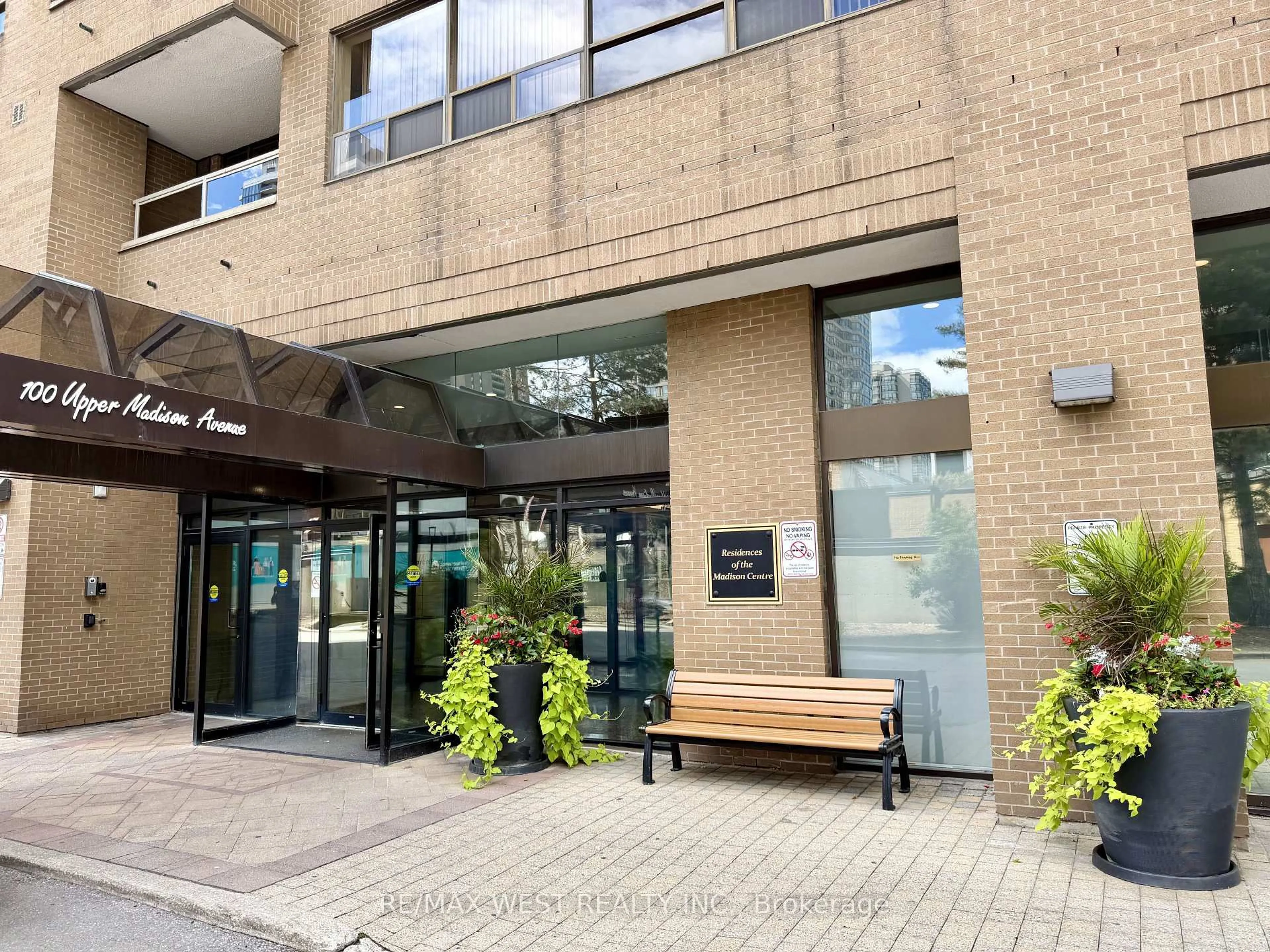 Indoor foyer for 100 UPPER MADISON Ave #2405, Toronto Ontario M2N 6M4