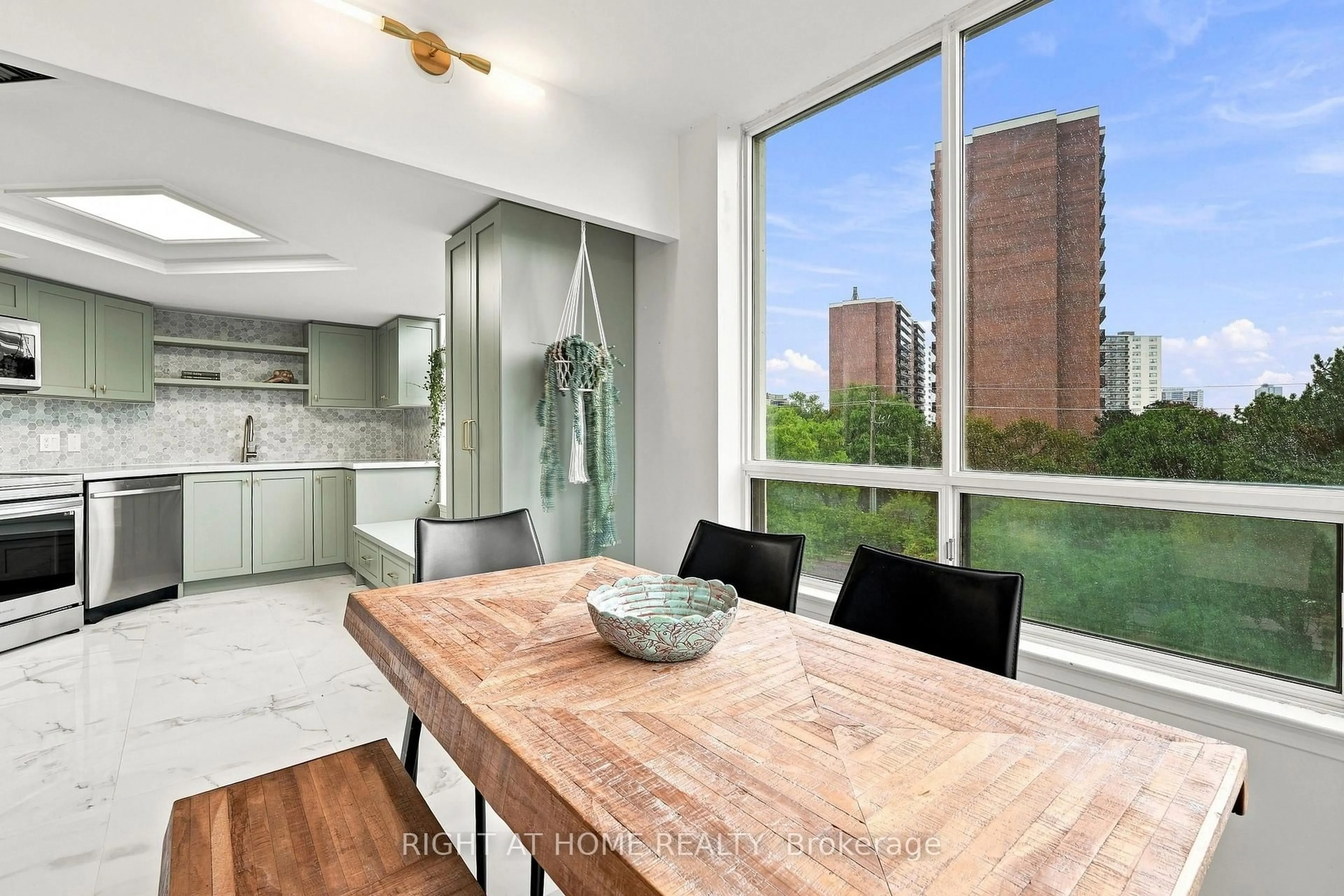 Unknown for 1101 Steeles Ave #411, Toronto Ontario M2R 3W5