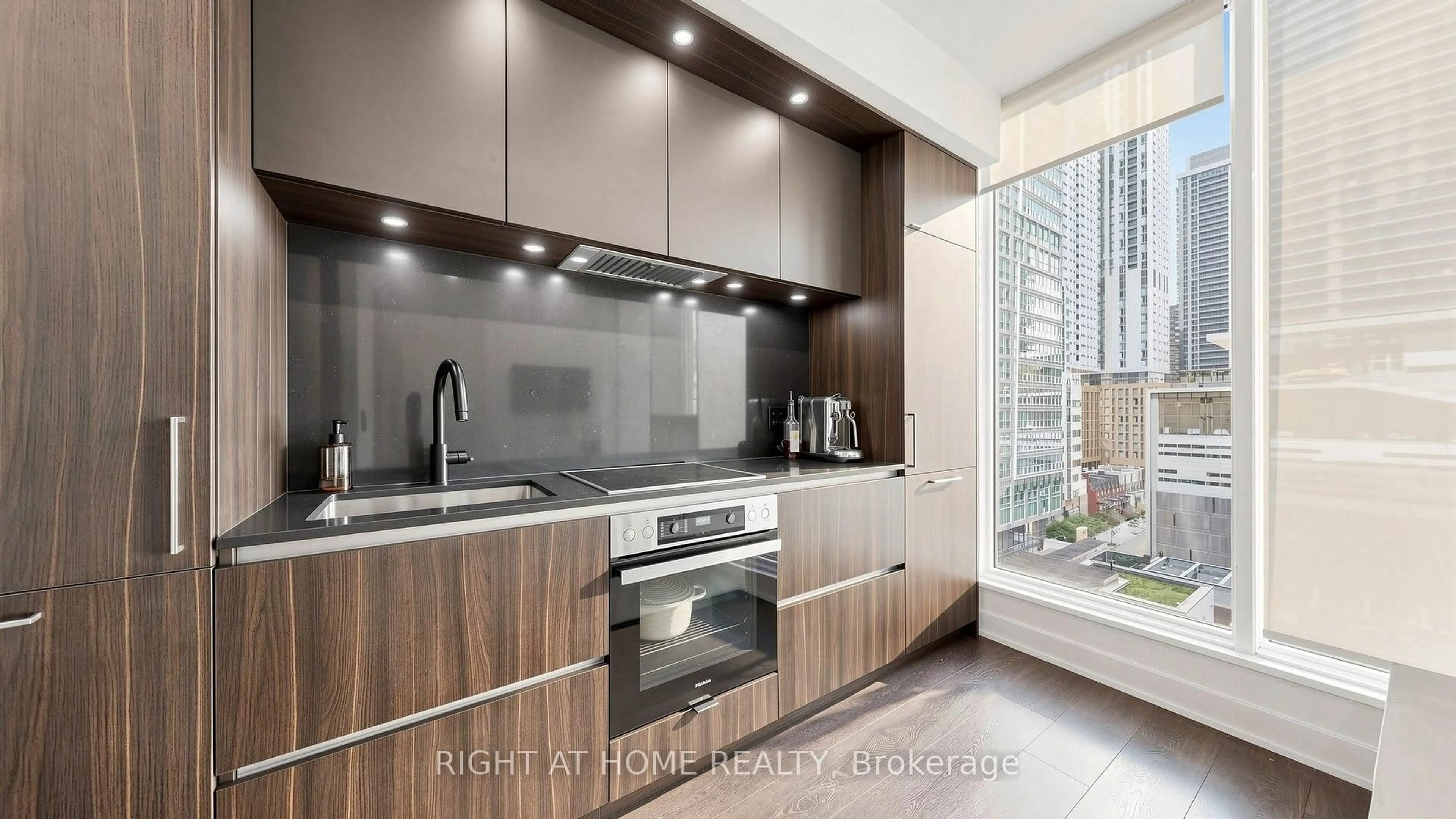 Standard kitchen, unknown for 15 Mercer St #819, Toronto Ontario M5V 1H2