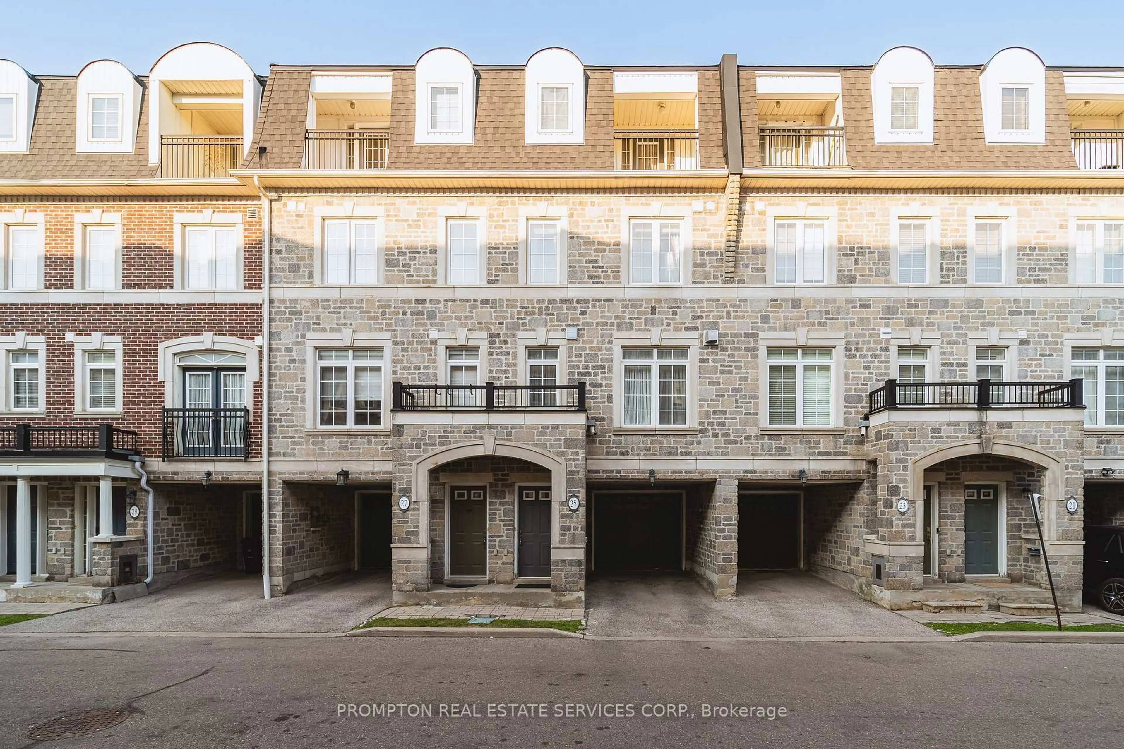 Patio, building for 25 Routliffe Lane, Toronto Ontario M2N 0A5