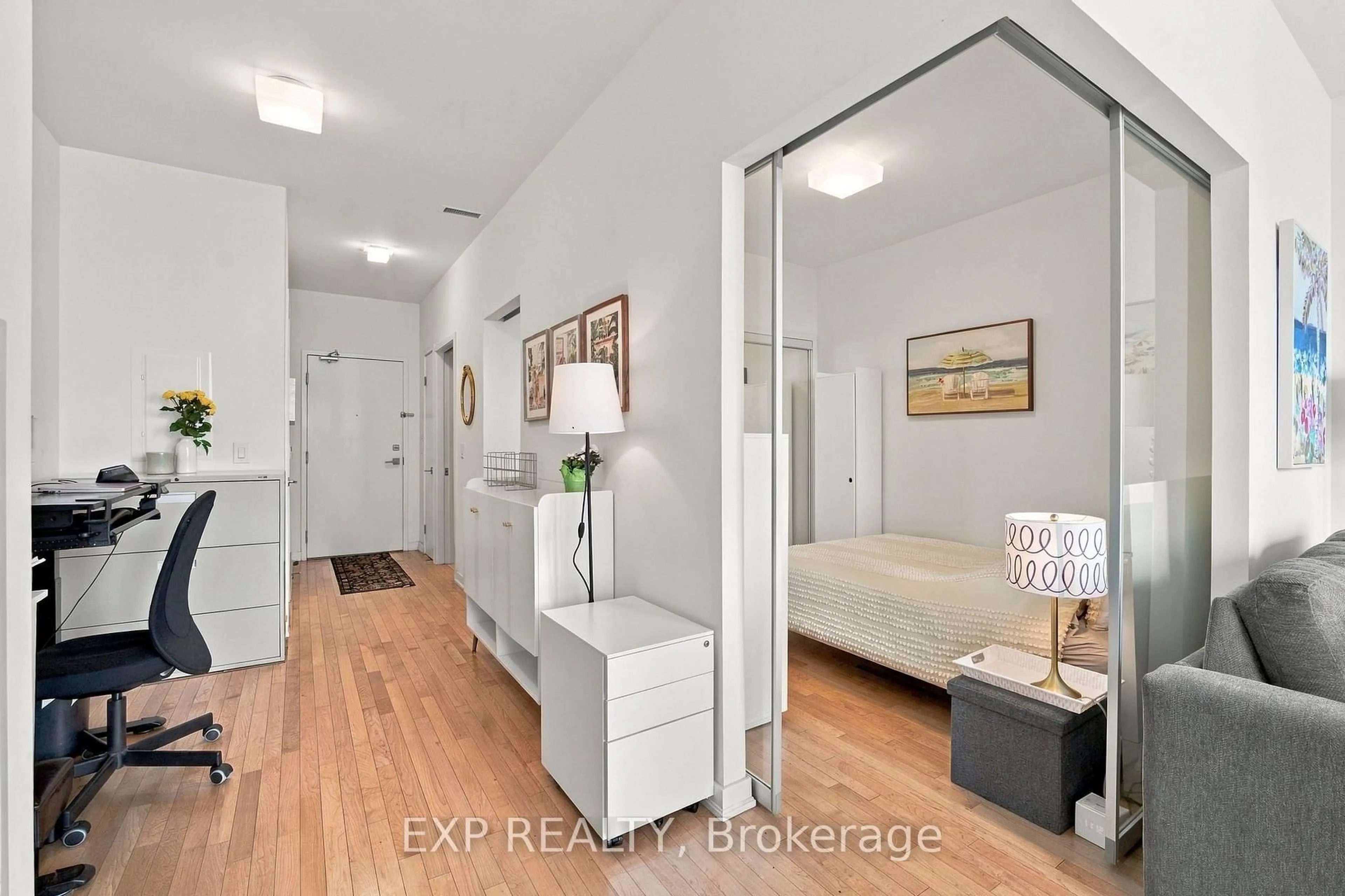 Indoor entryway for 14 York St #1804, Toronto Ontario M5J 0B1