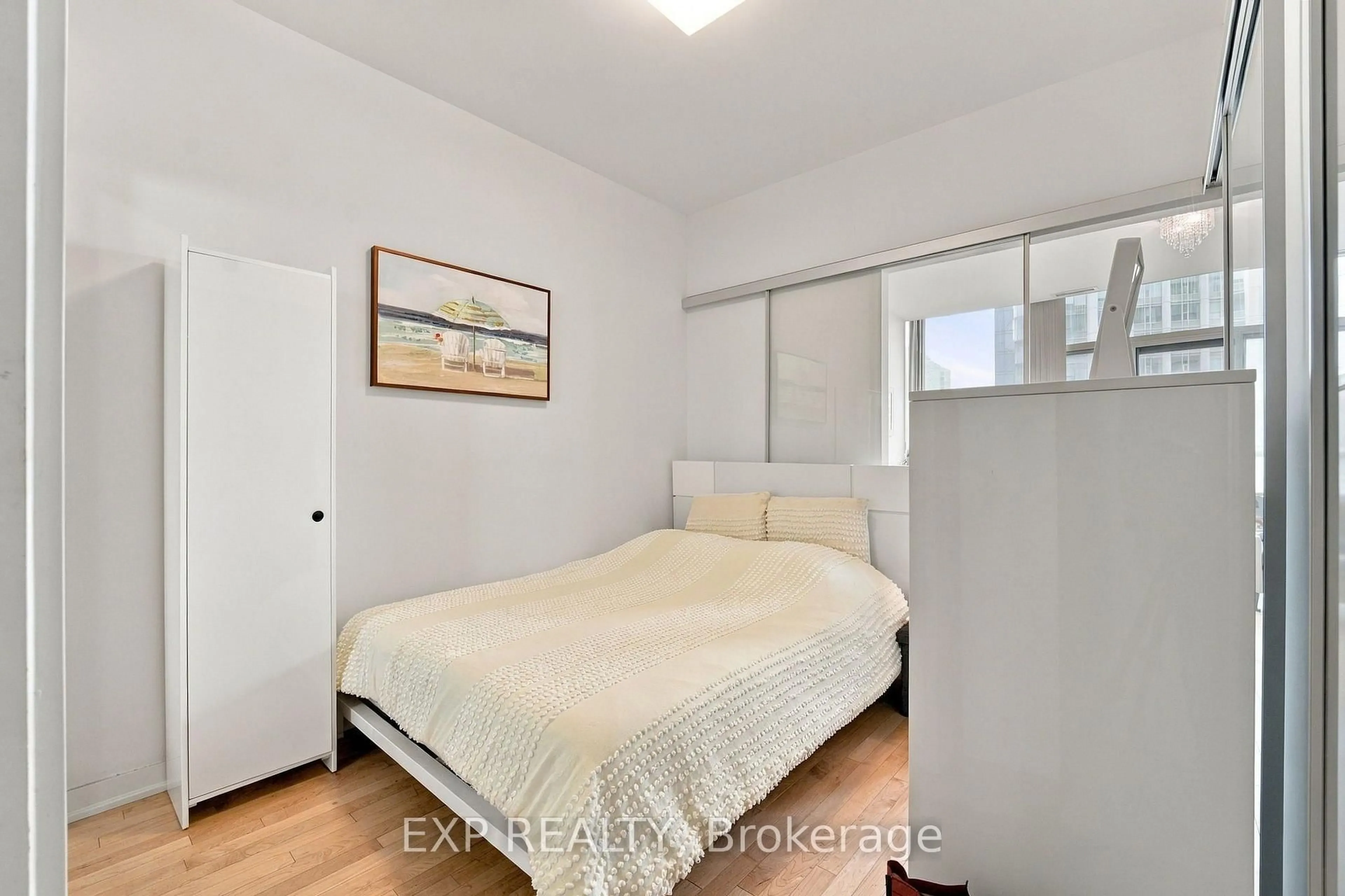 Bedroom with bed, unknown for 14 York St #1804, Toronto Ontario M5J 0B1