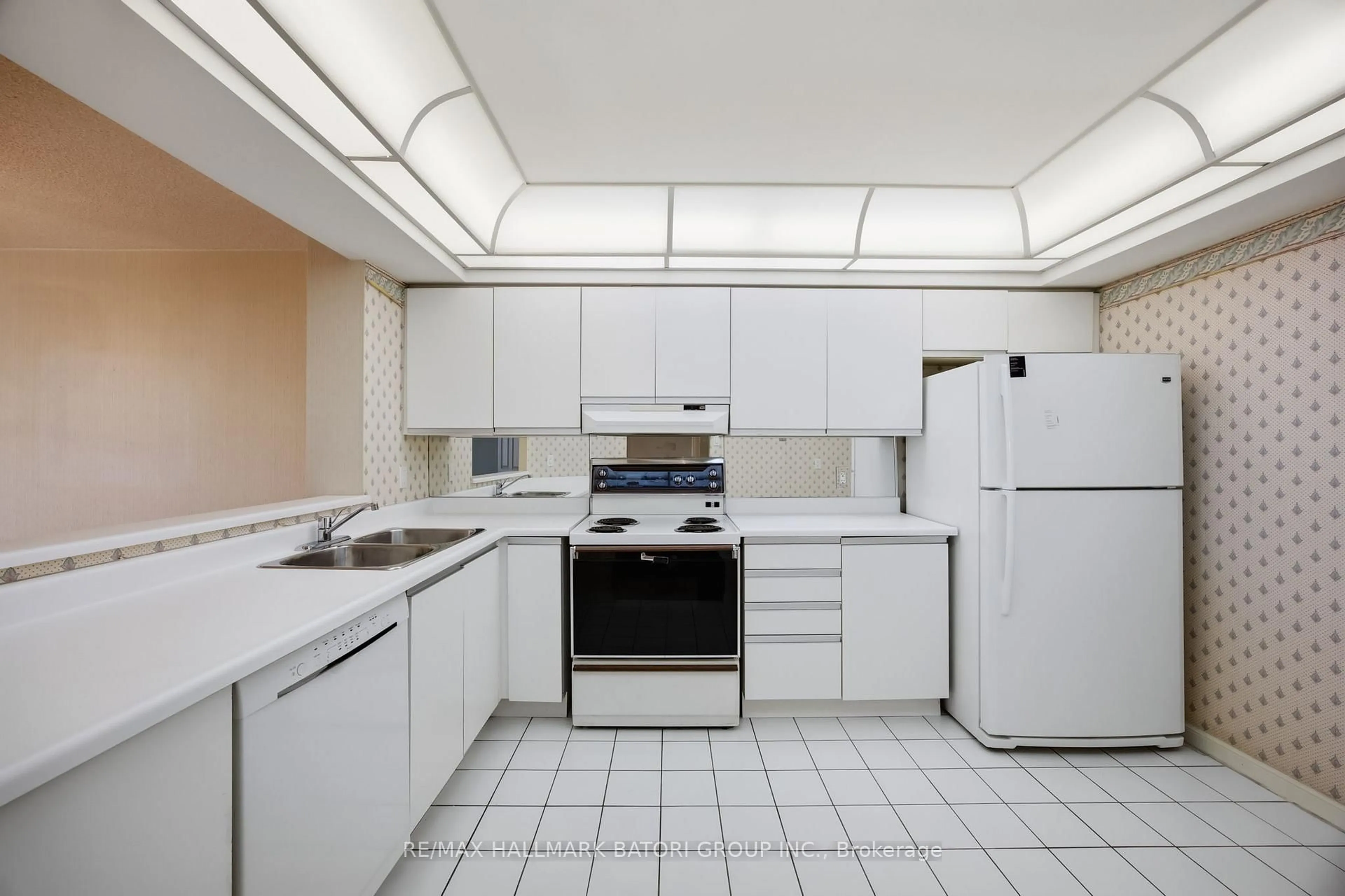 Standard kitchen, ceramic/tile floor for 1121 Steeles Ave #514, Toronto Ontario M2R 3W7